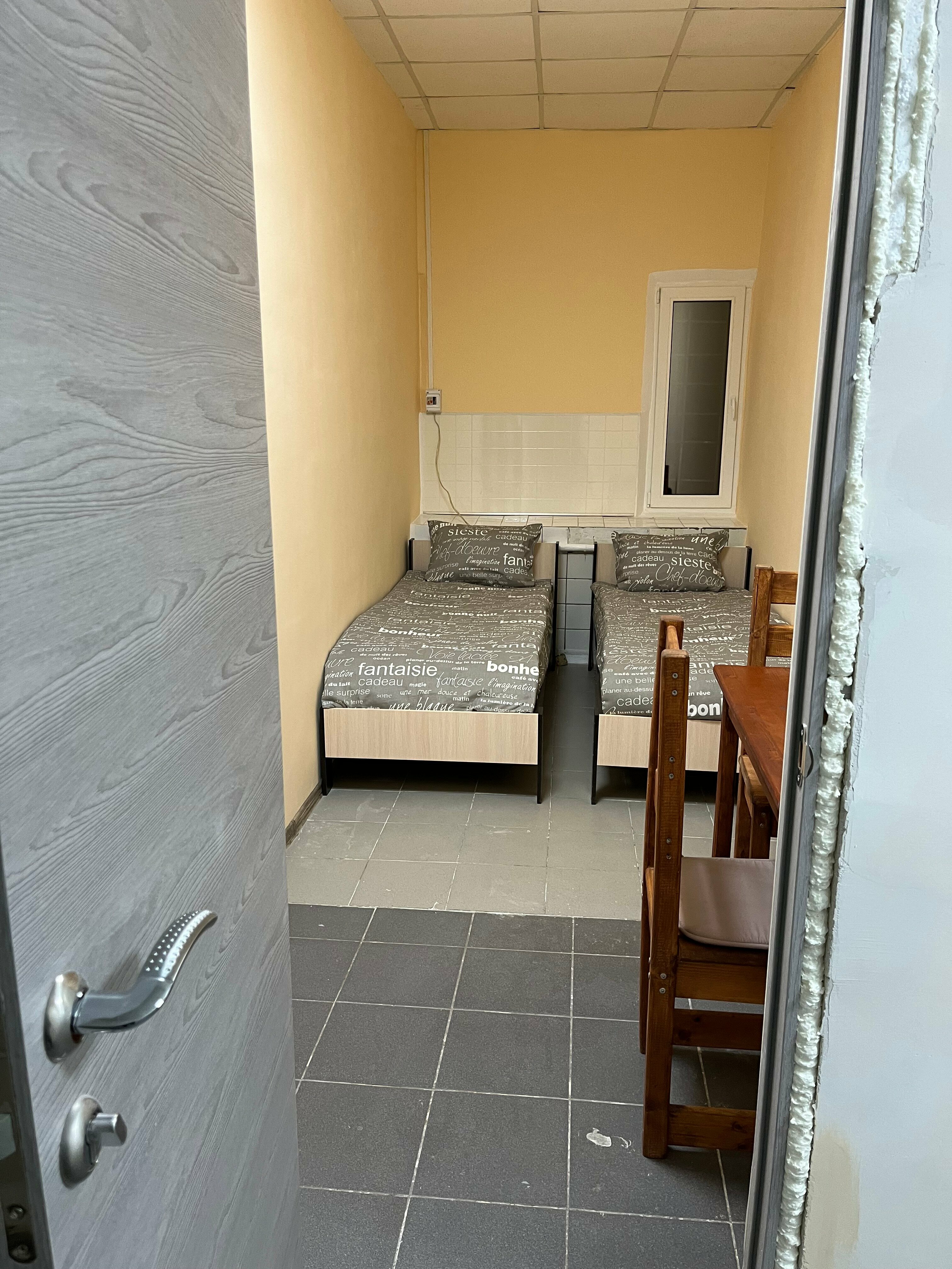 Небольшой двухместный номер с 2 отдельными кроватями