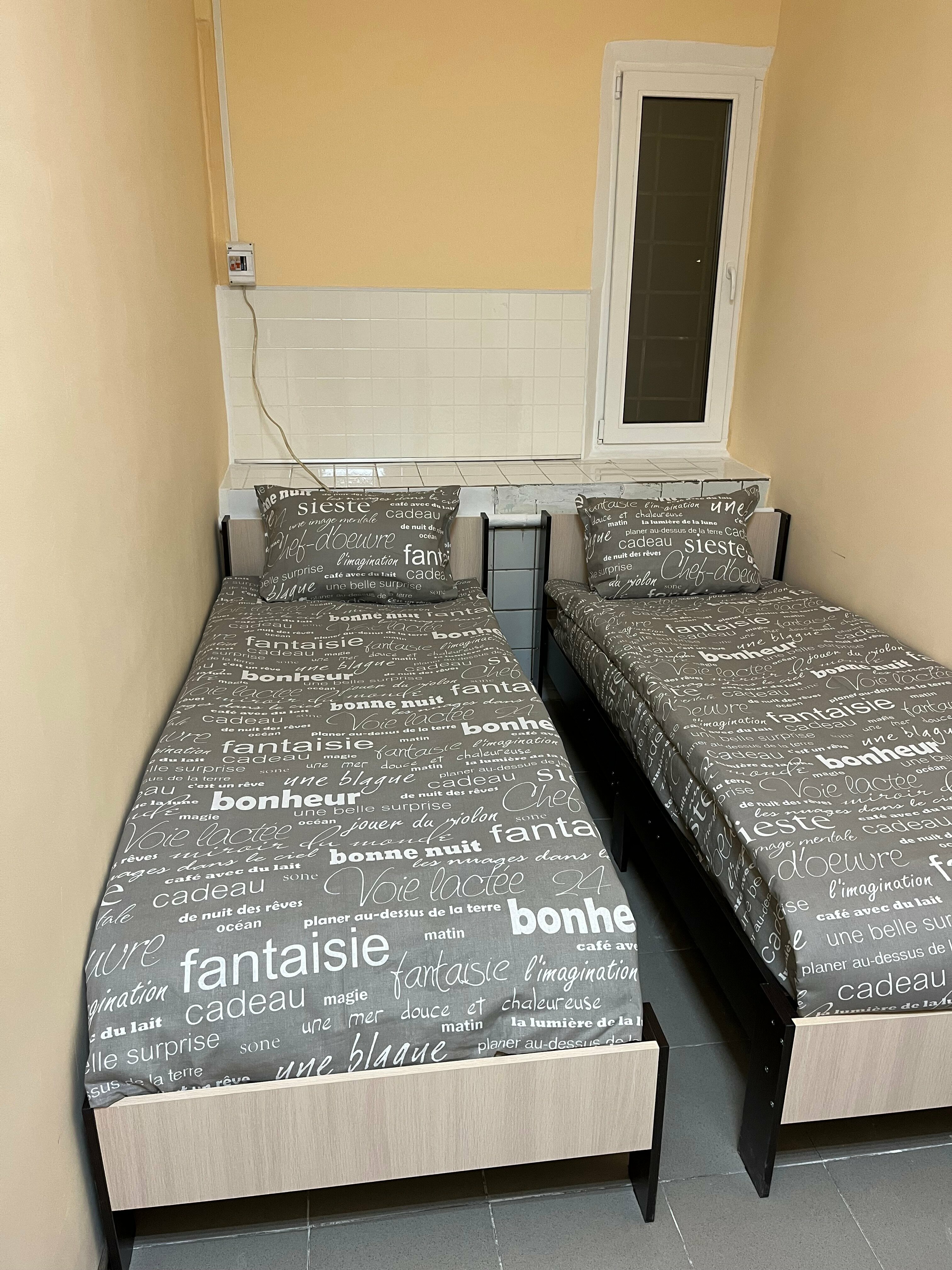 Небольшой двухместный номер с 2 отдельными кроватями