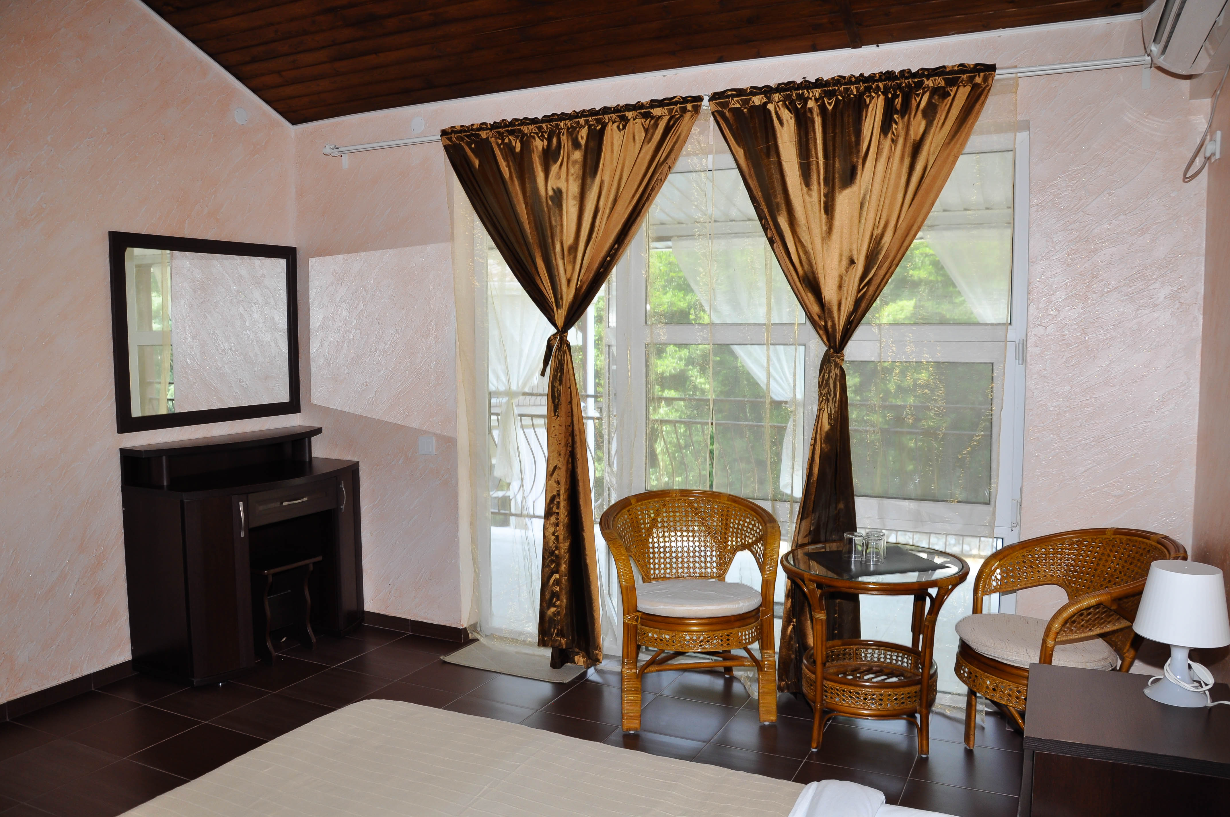 Трехместный номер с балконом