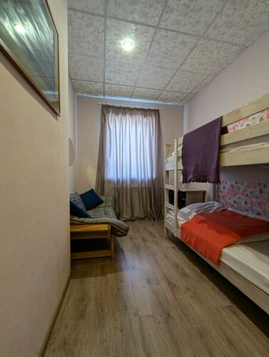 Кровать в женском двухместном номере в Маэстро