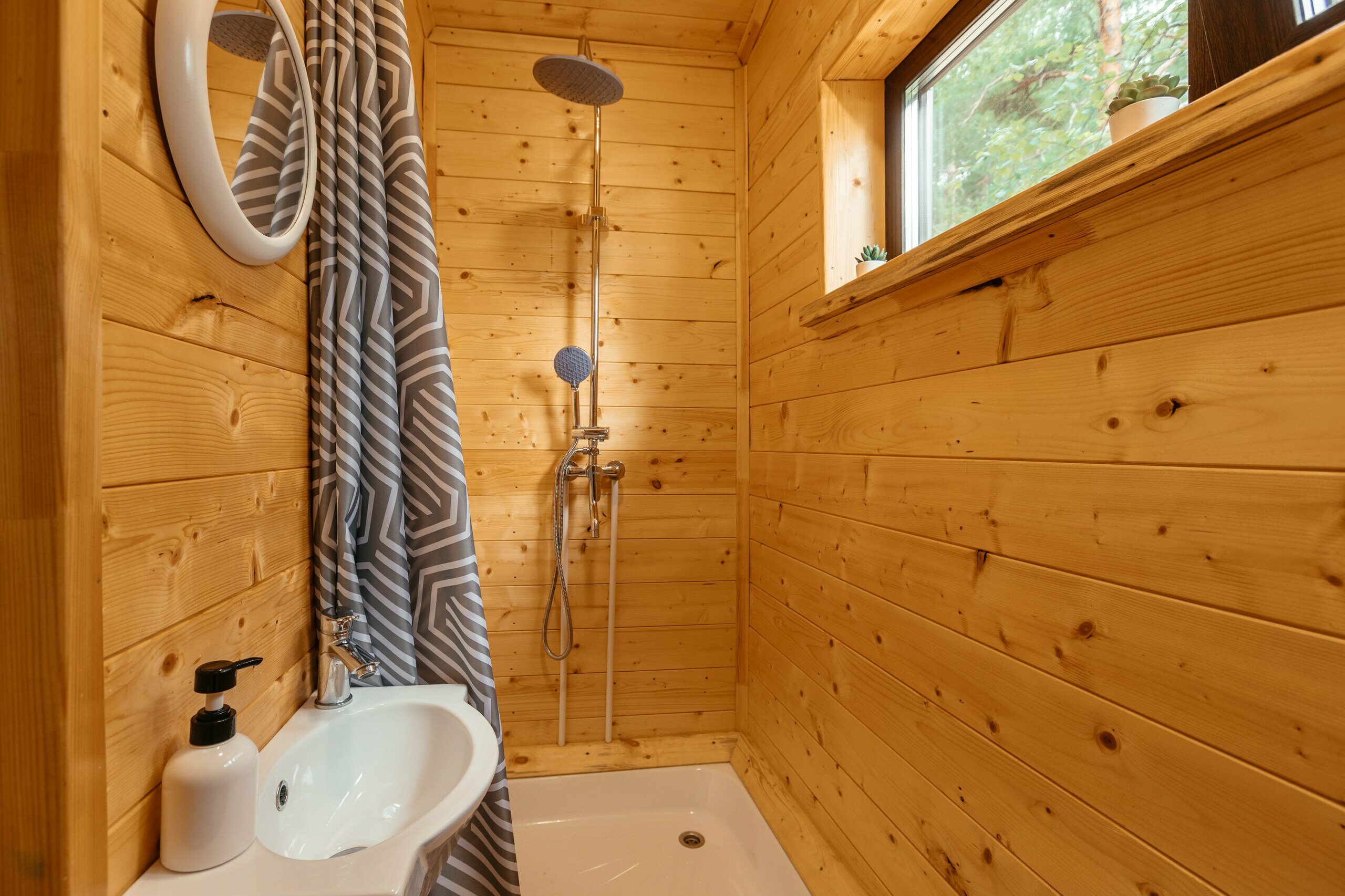 Домик 2 (двухместный номер с 1 кроватью с видом на лес)