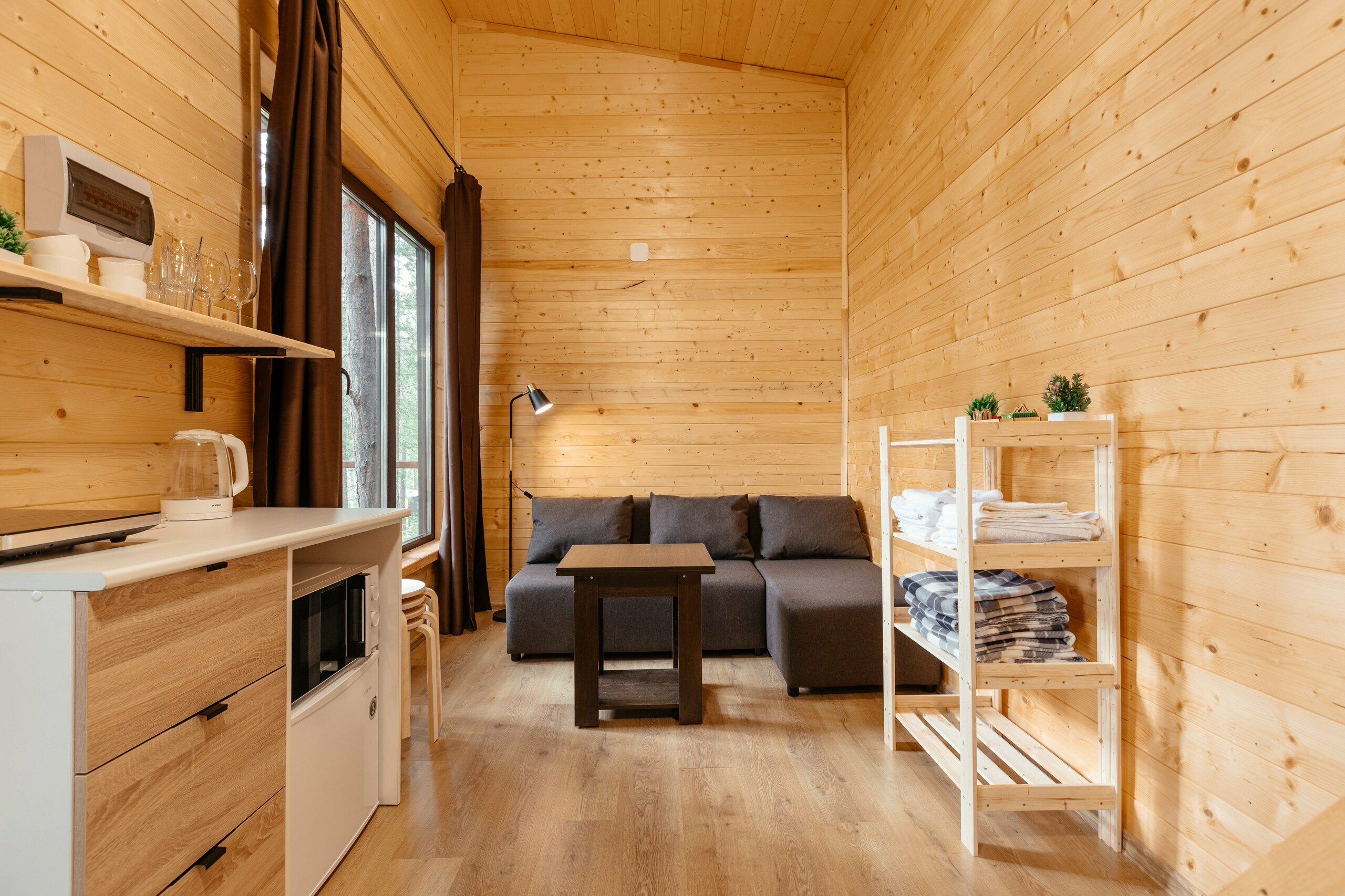 Домик 5 (четырехместный номер с видом на озеро)