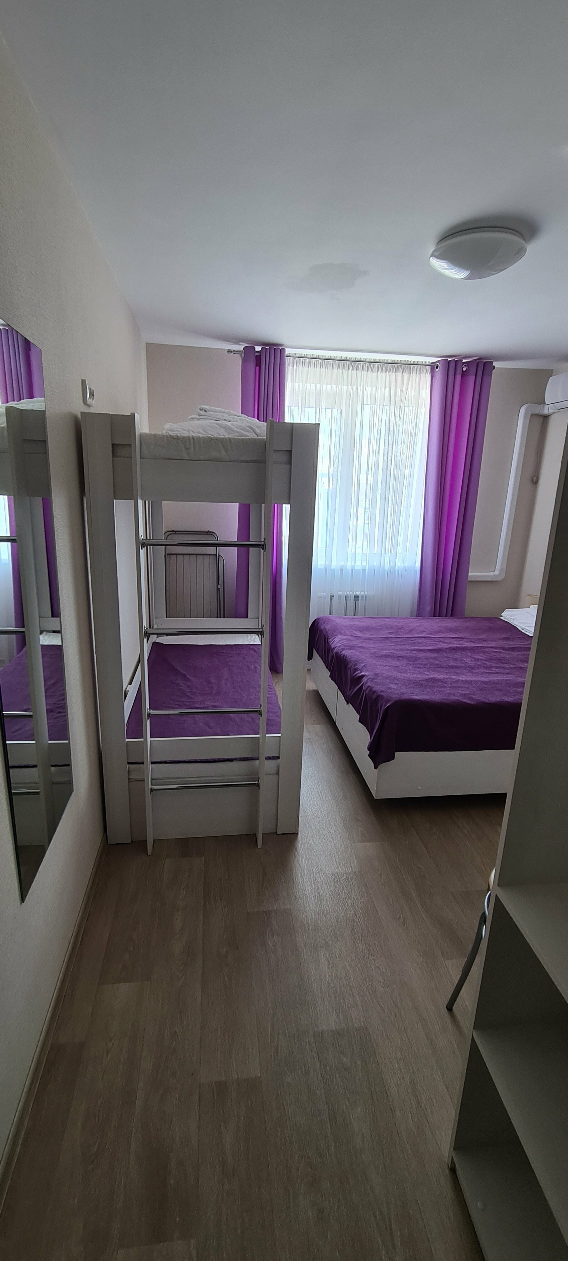 Четырехместный номер с собственной ванной комнатой вне номера