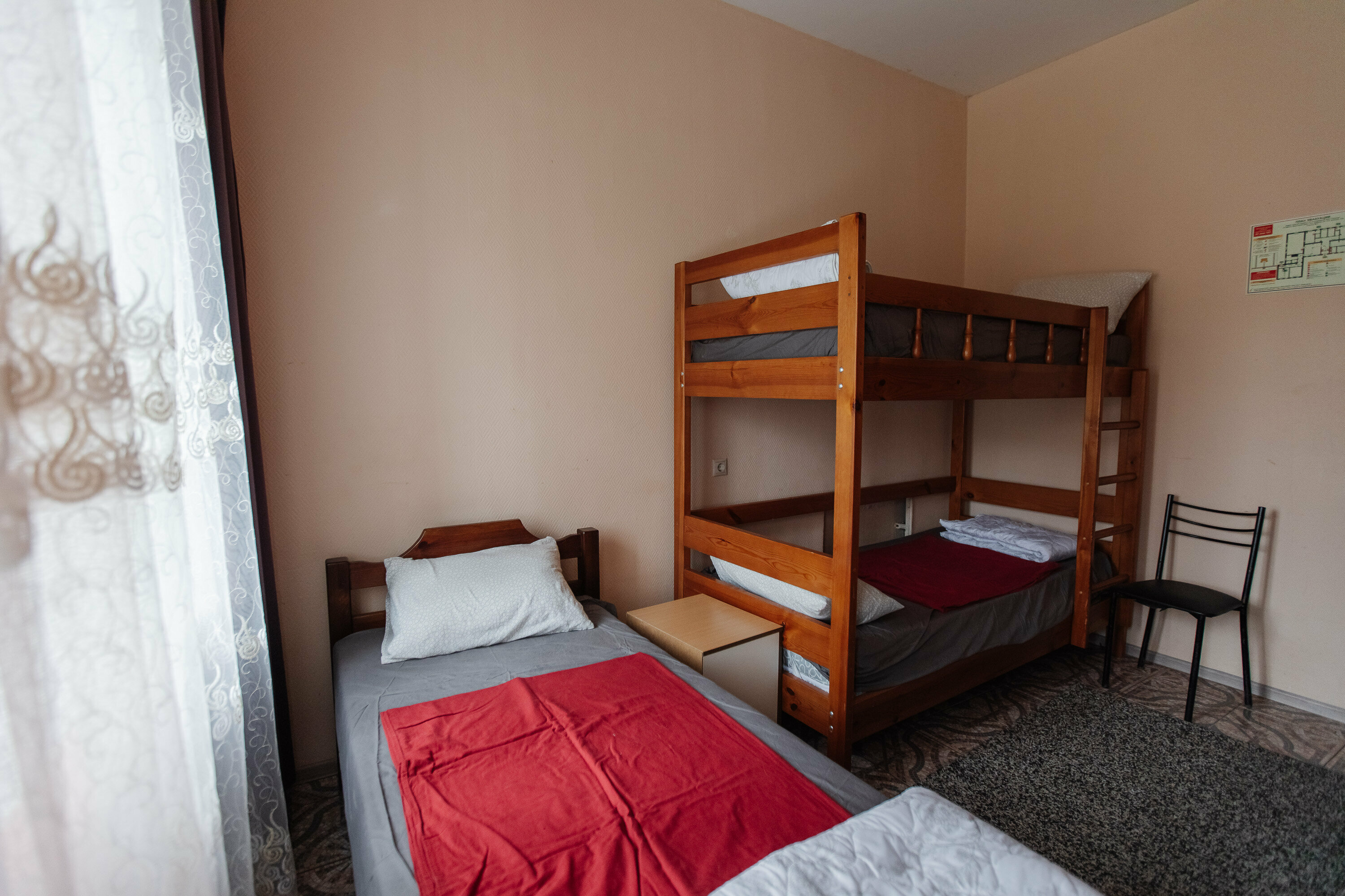 Спальное место на двухъярусной кровати в общем номере для мужчин и женщин