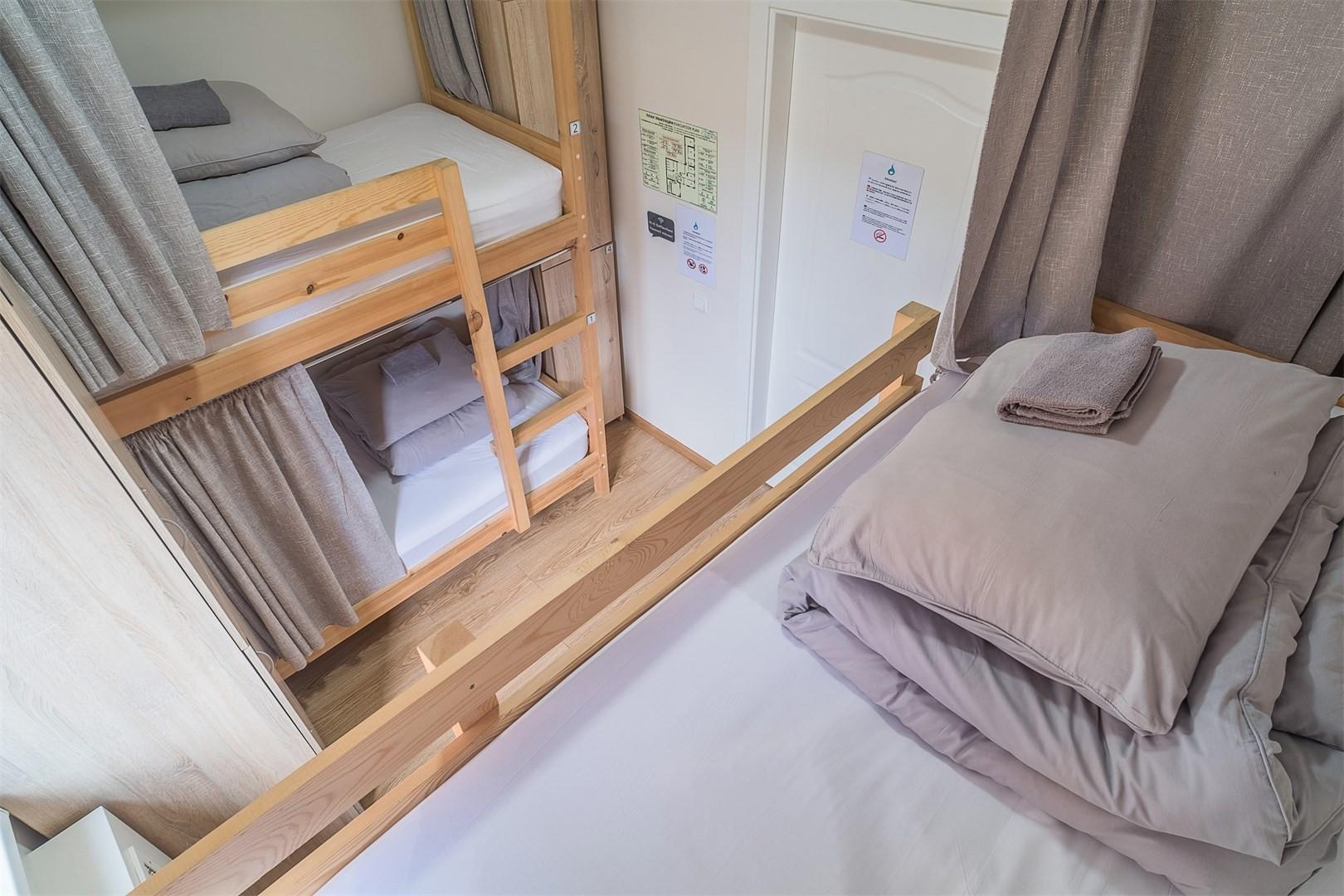 Кровать в общем номере для мужчин с 4 кроватями