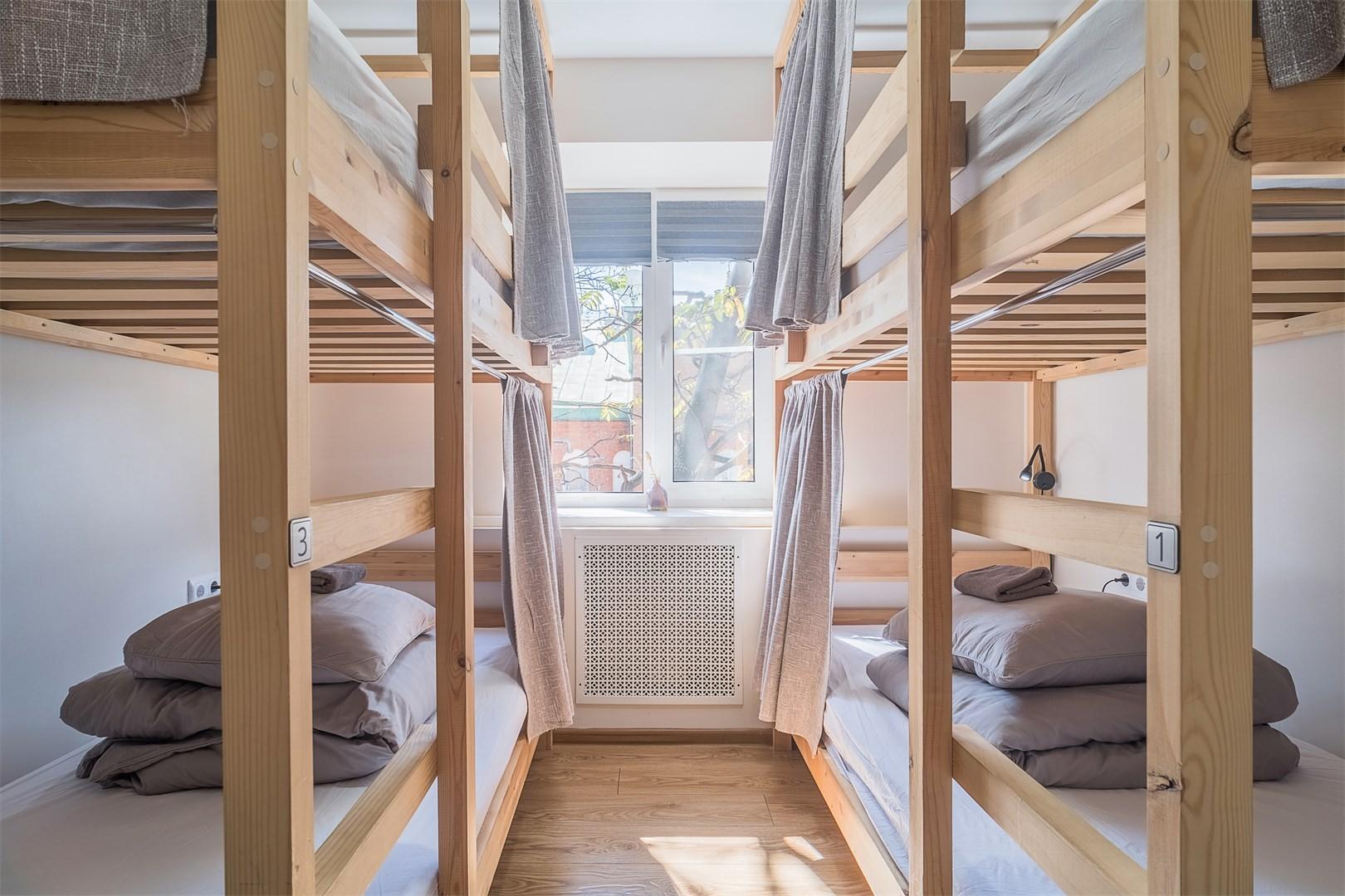 Кровать в общем номере для мужчин с 4 кроватями