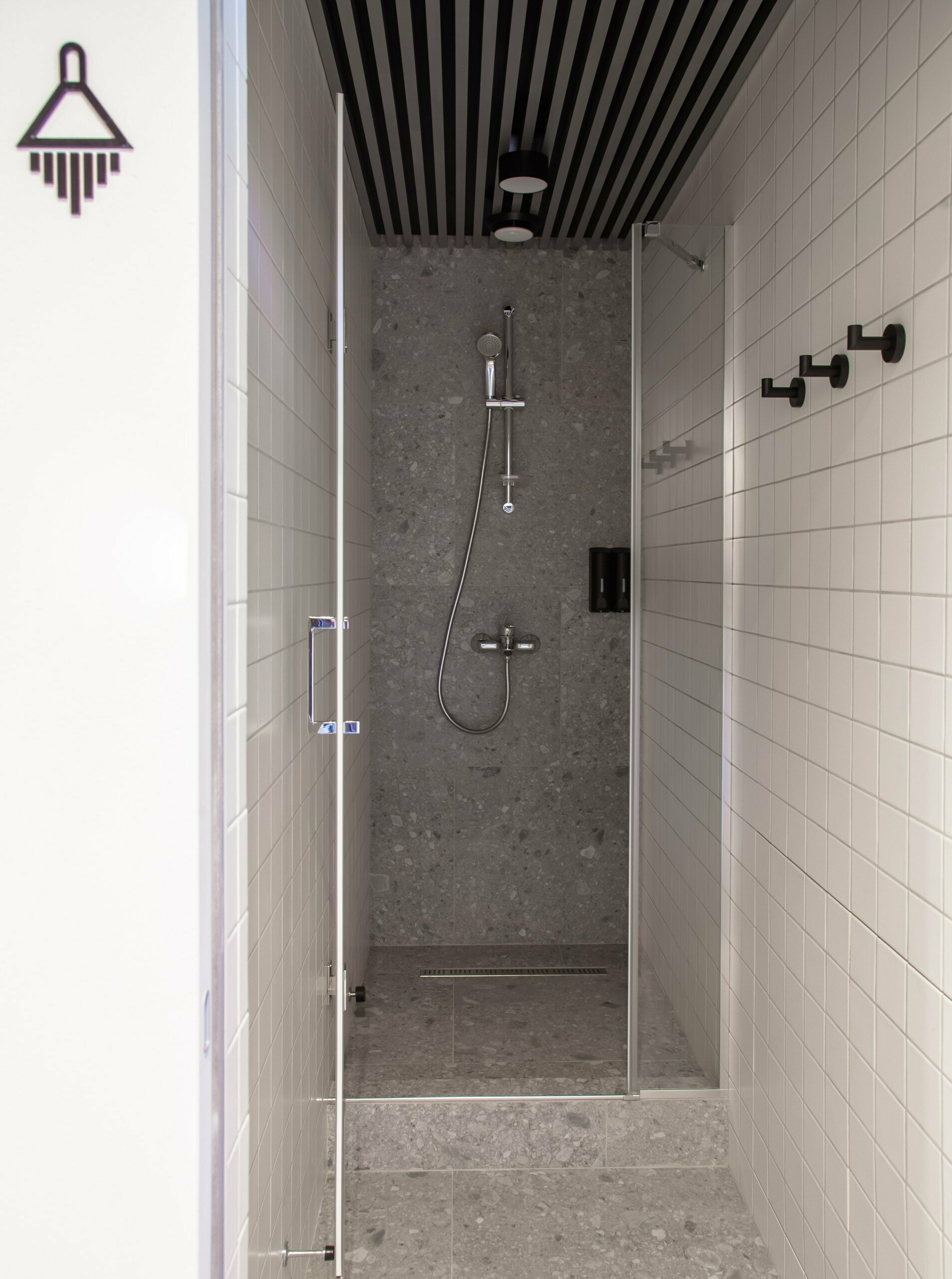 Односпальная кровать в общем номере