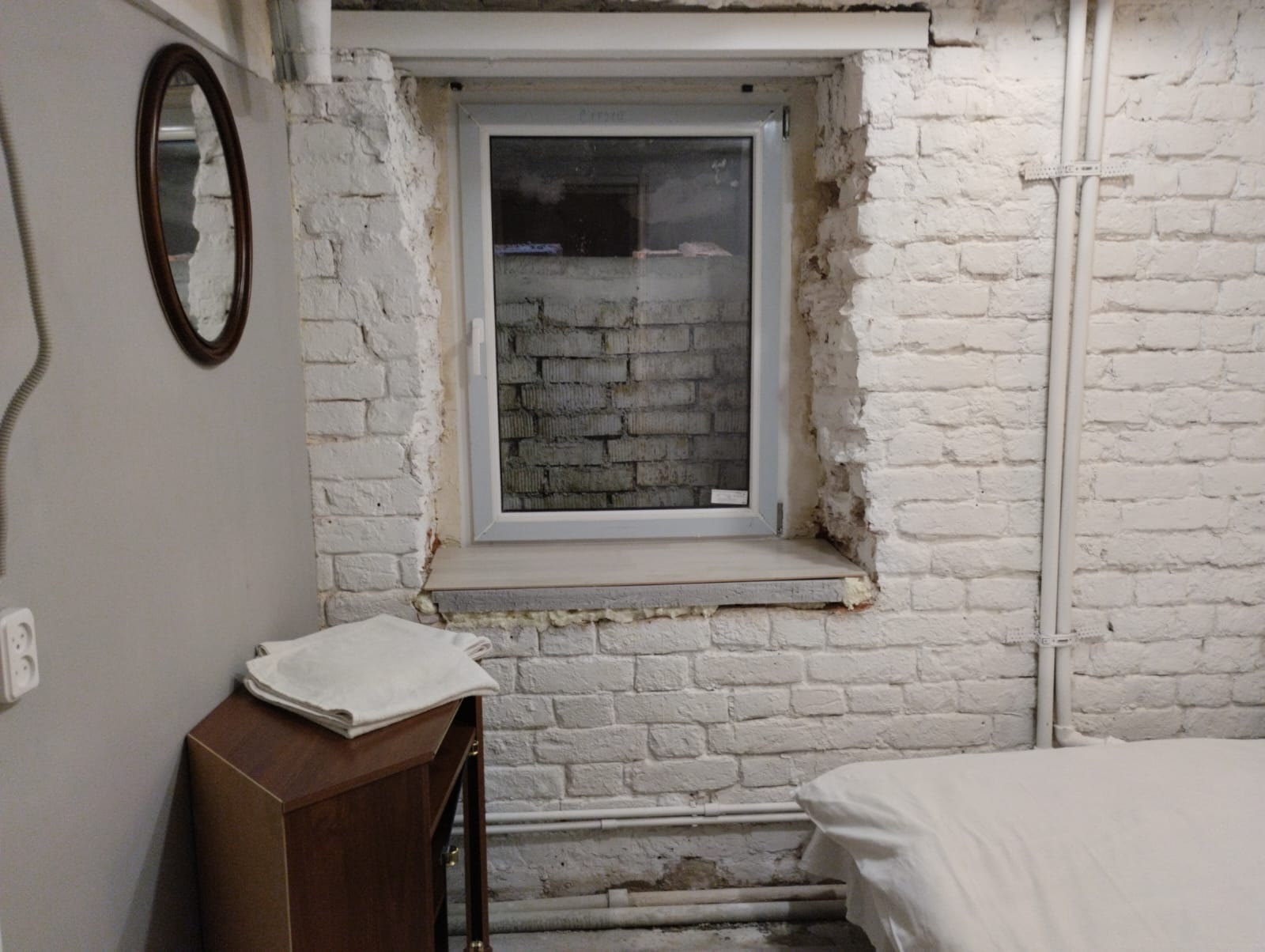 Мини-комната с двуспальной кроватью (цокольный этаж) с окном