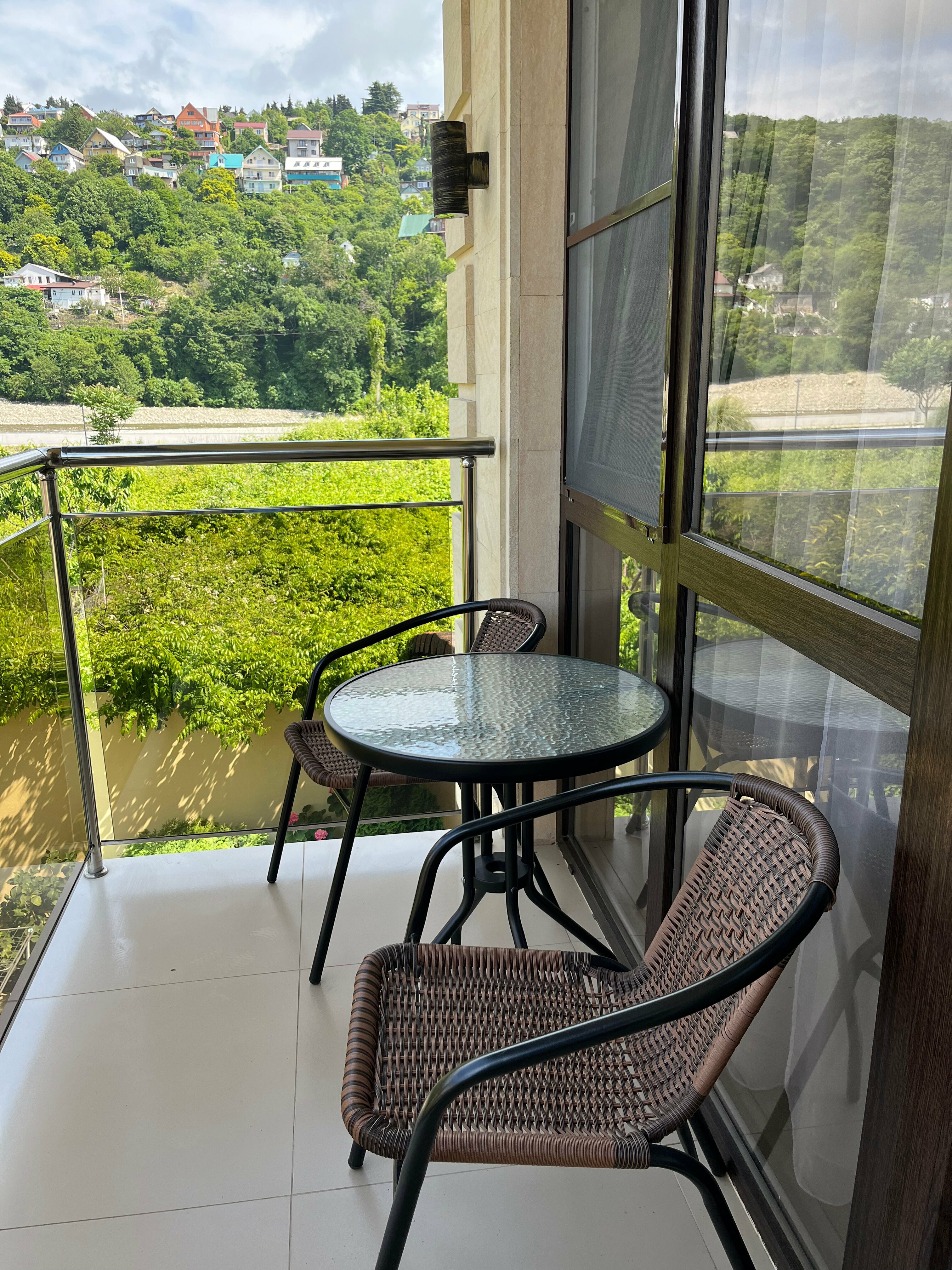 Трехместный номер с видом на горы