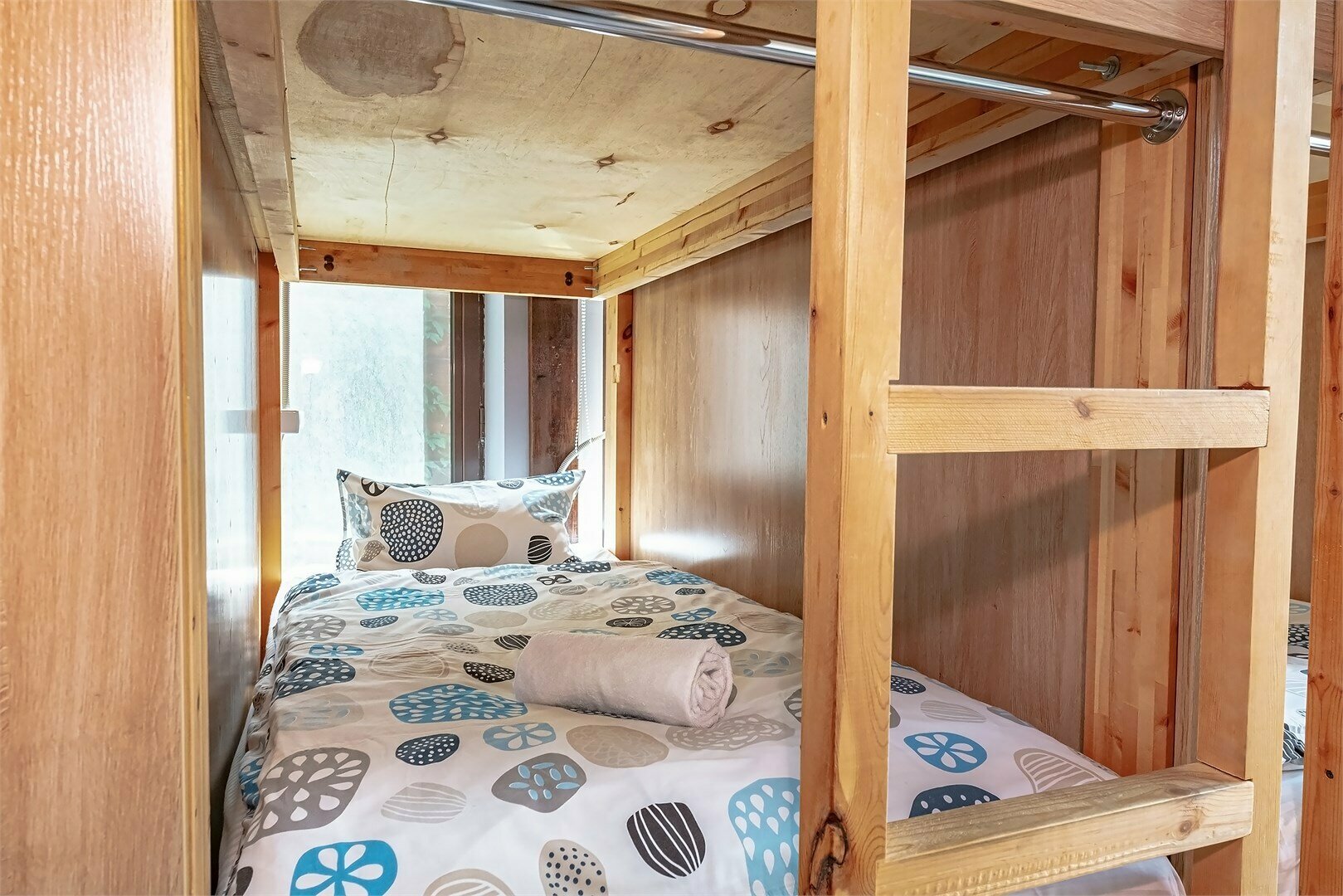 Спальное место на двухъярусной кровати в общем номере для мужчин