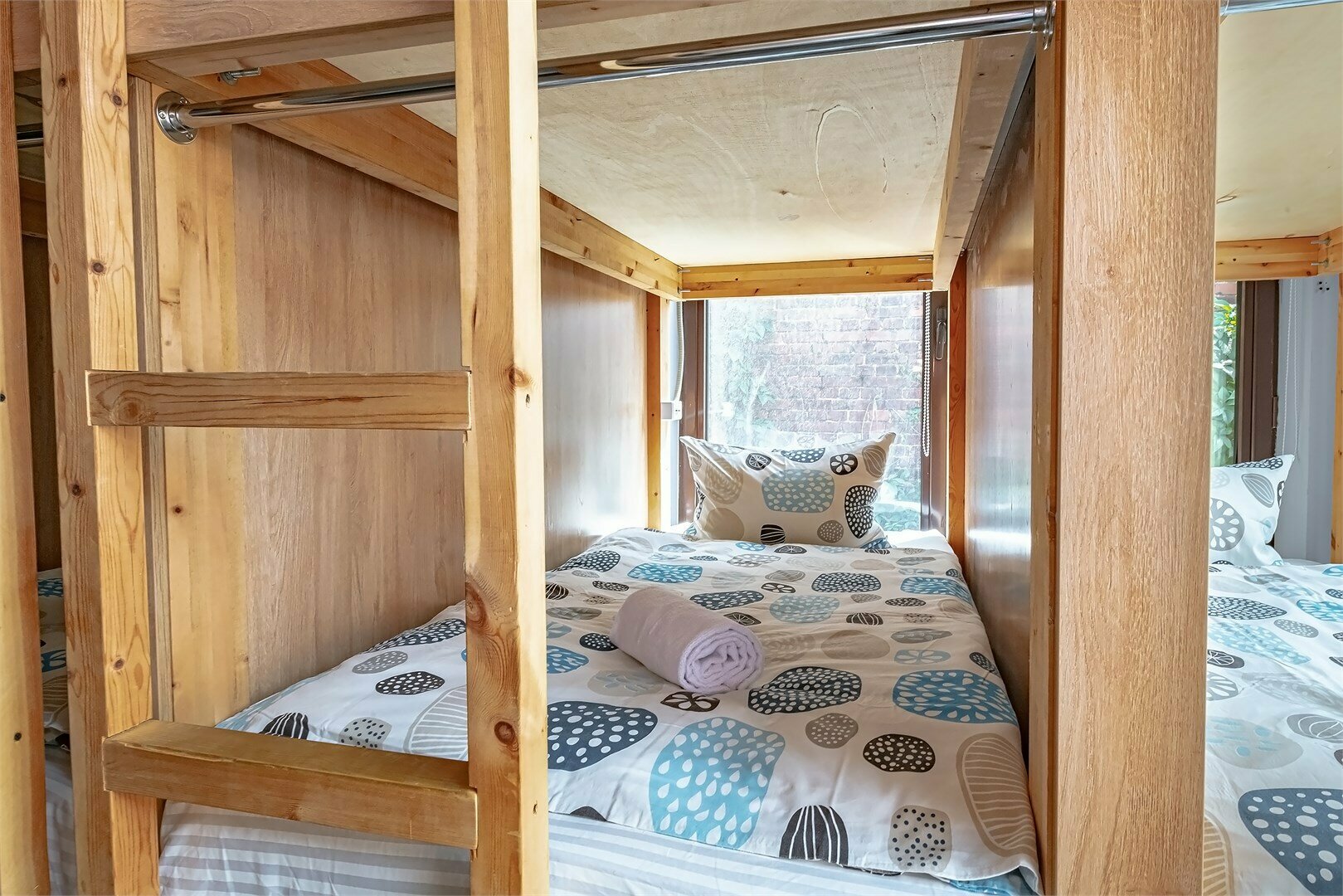 Спальное место на двухъярусной кровати в общем номере для мужчин