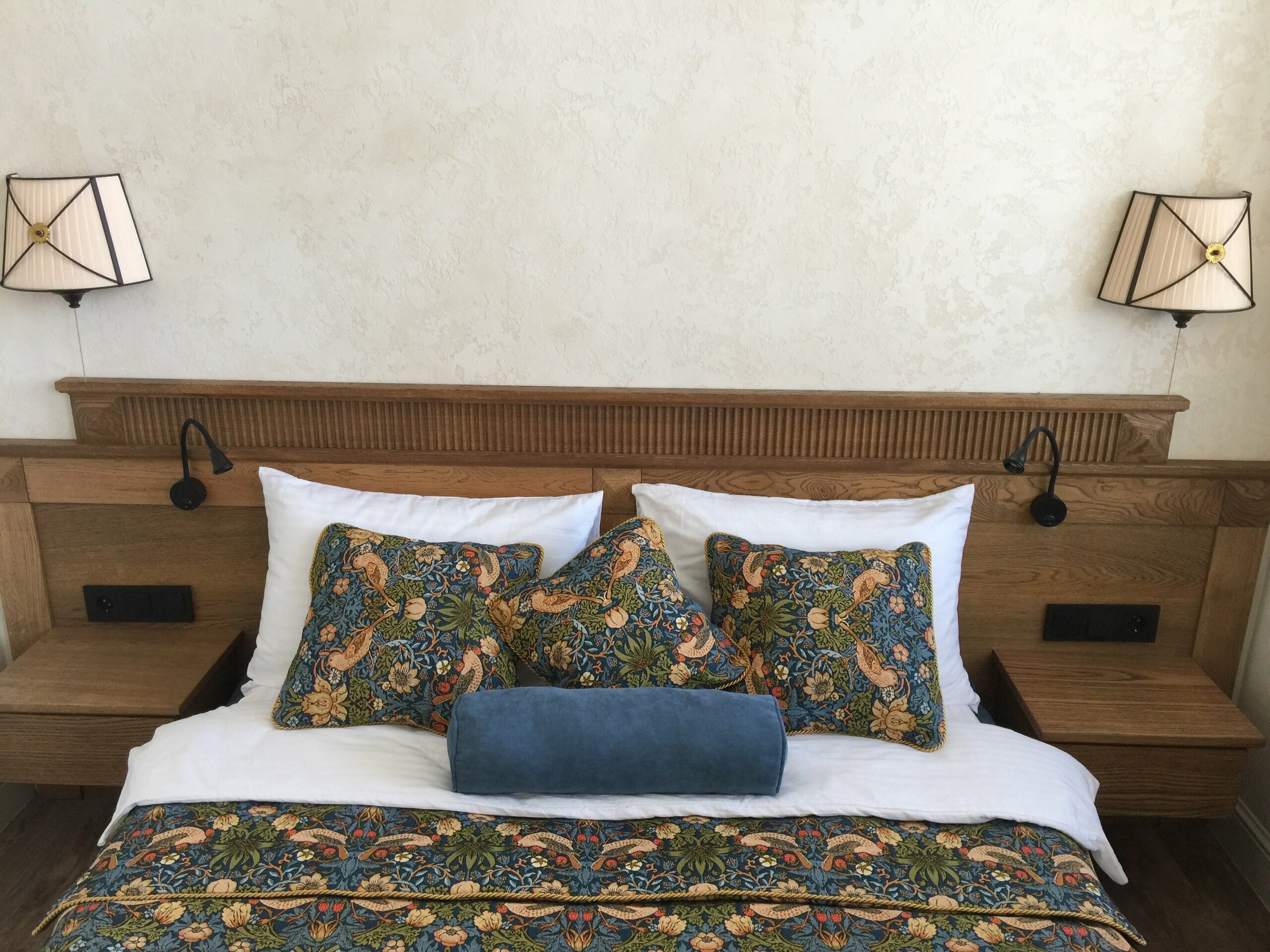 Двухместный номер с двуспальной кроватью и дополнительной кроватью