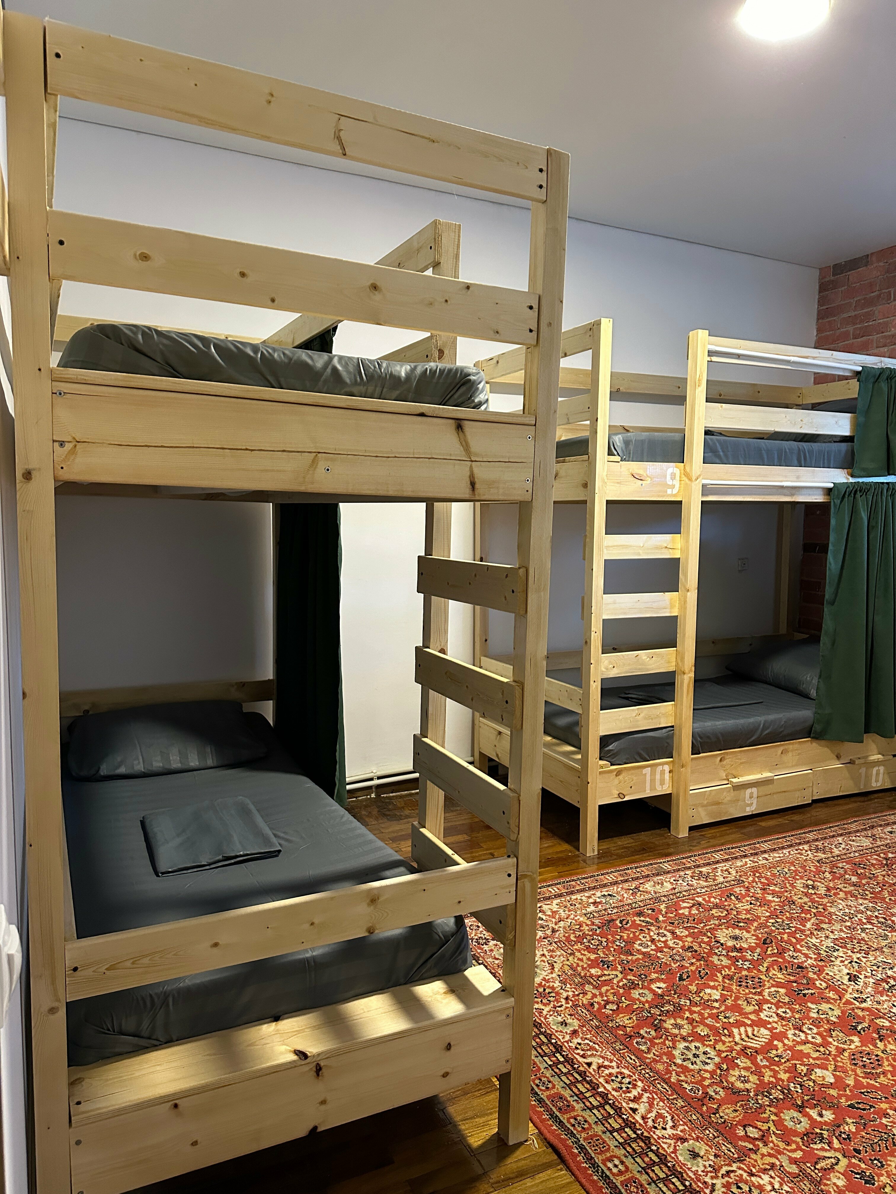 Кровать в общем номере для мужчин с 4 кроватями