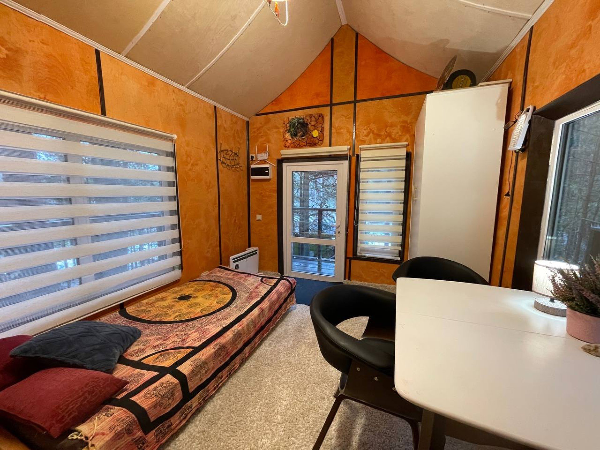 Парящий дом среди елей - Дом панды