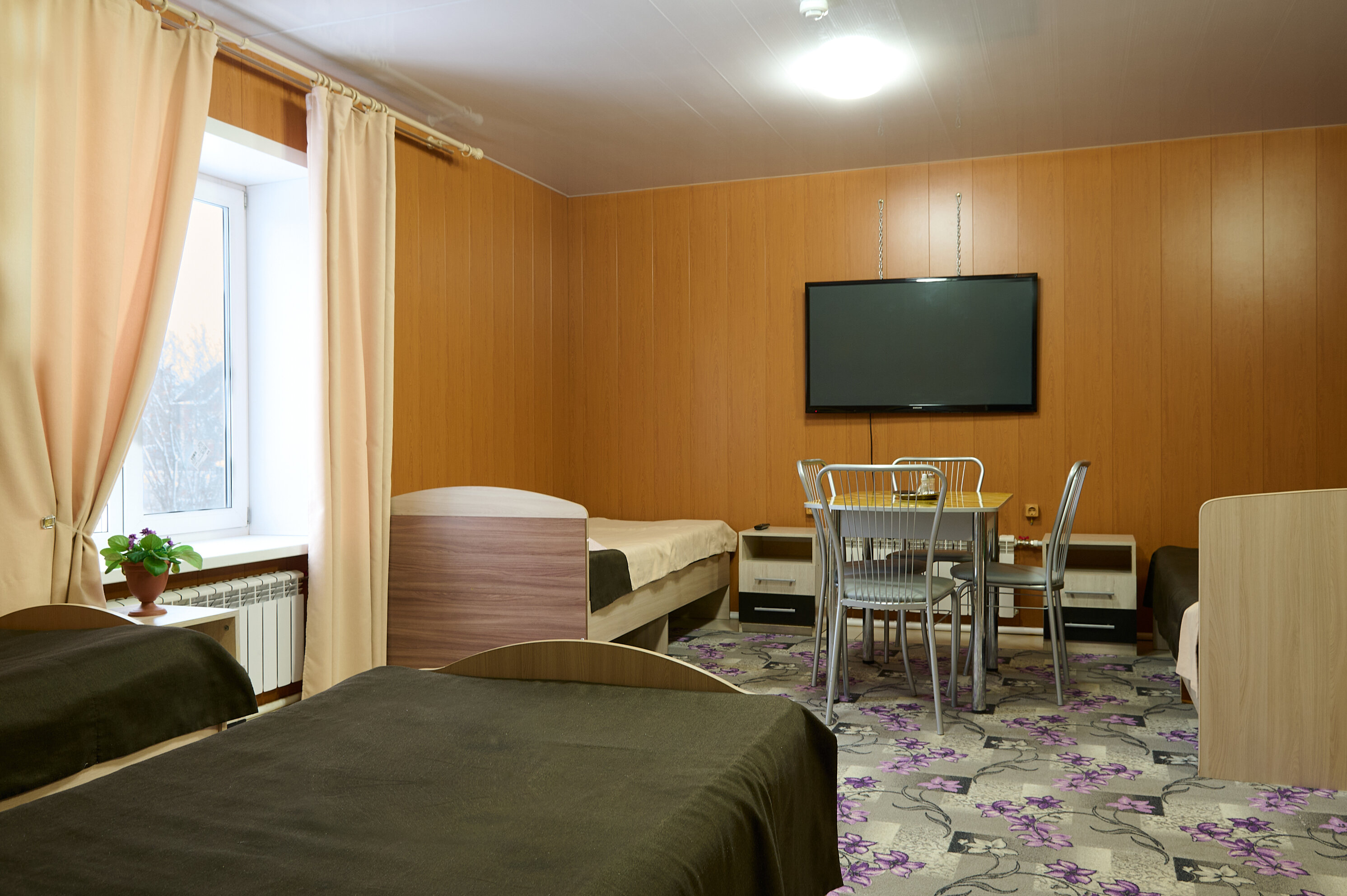 Четырехместный номер с общей ванной комнатой