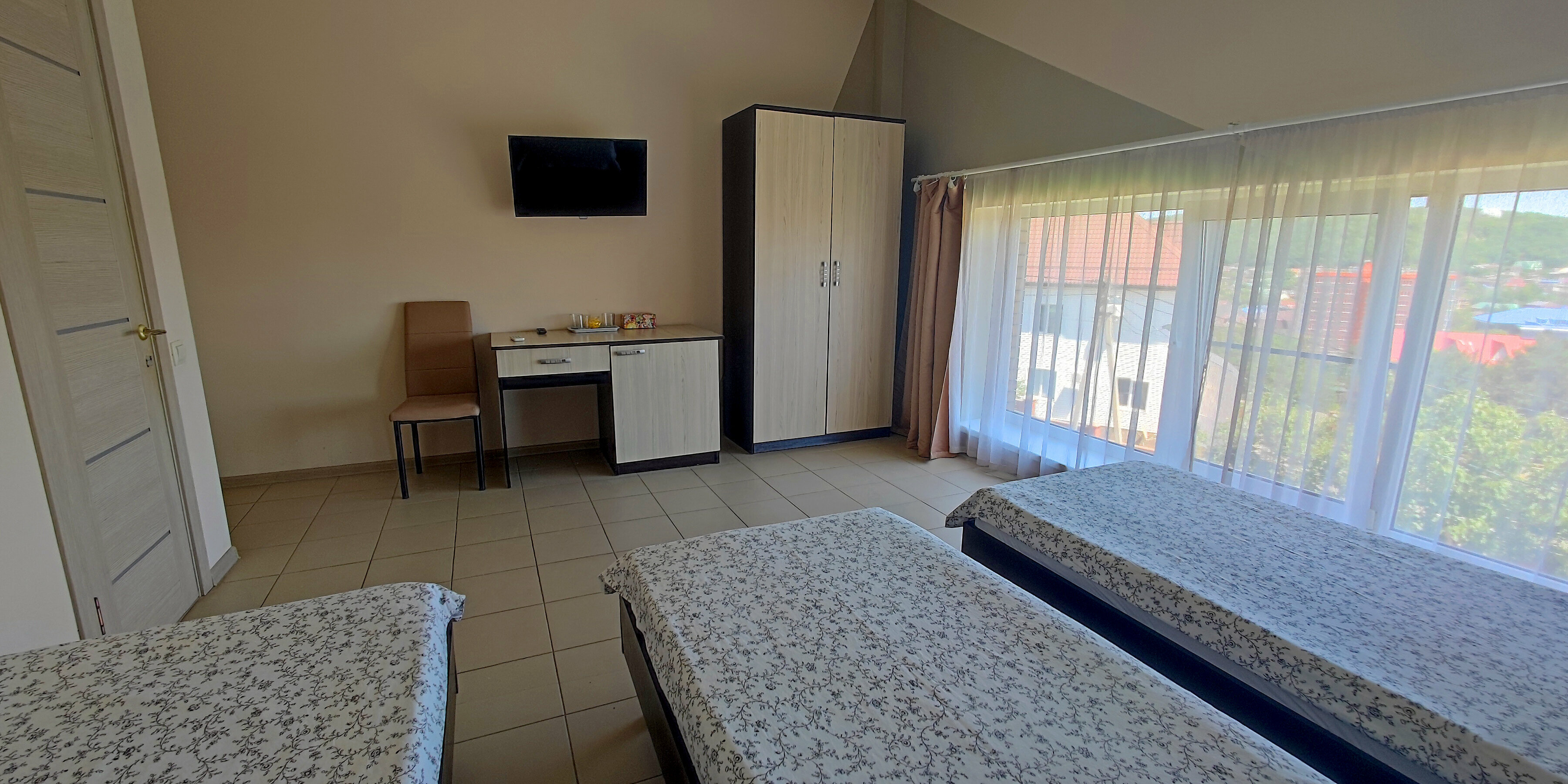 Трехместный номер с окном