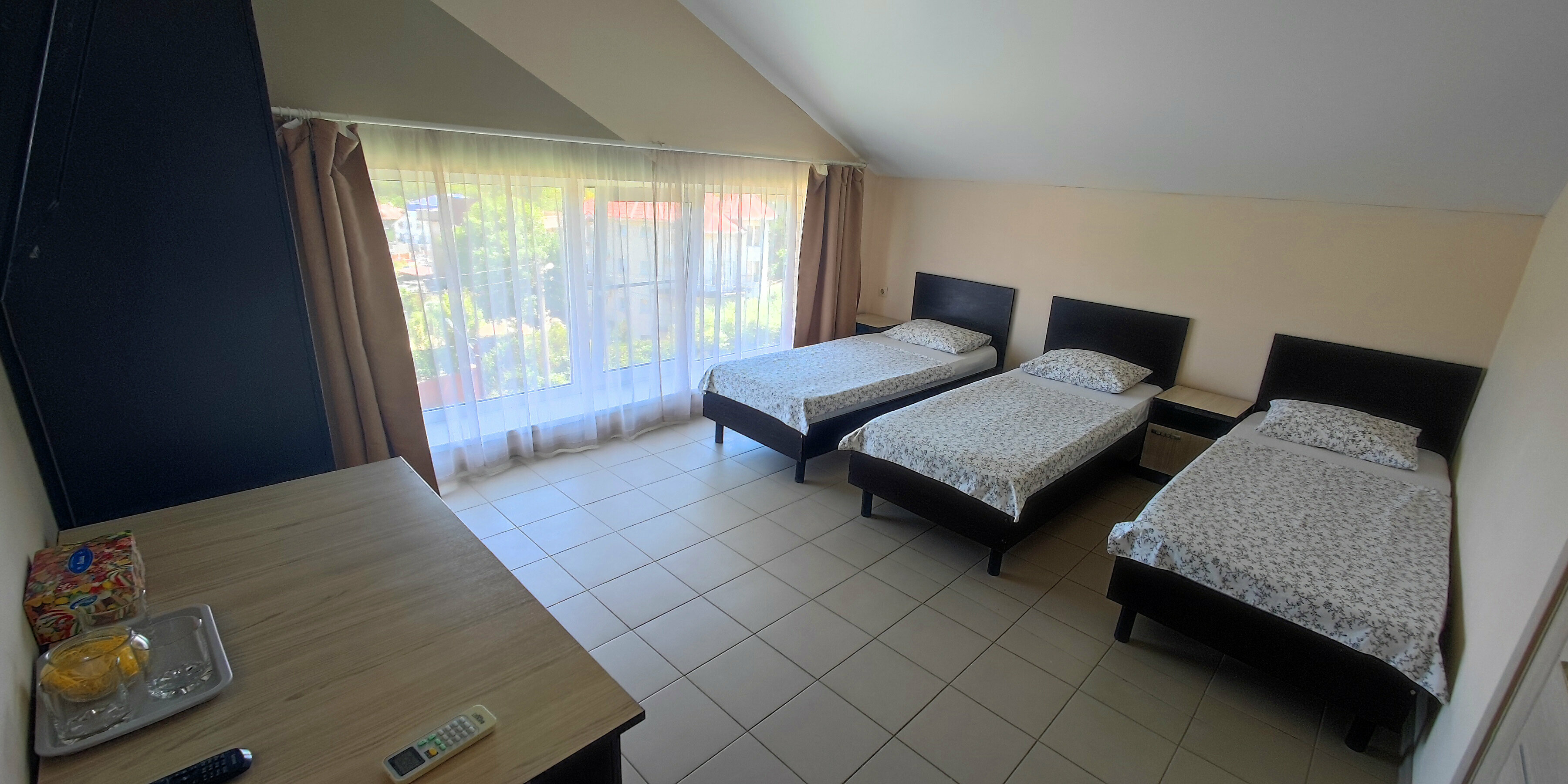 Трехместный номер с окном