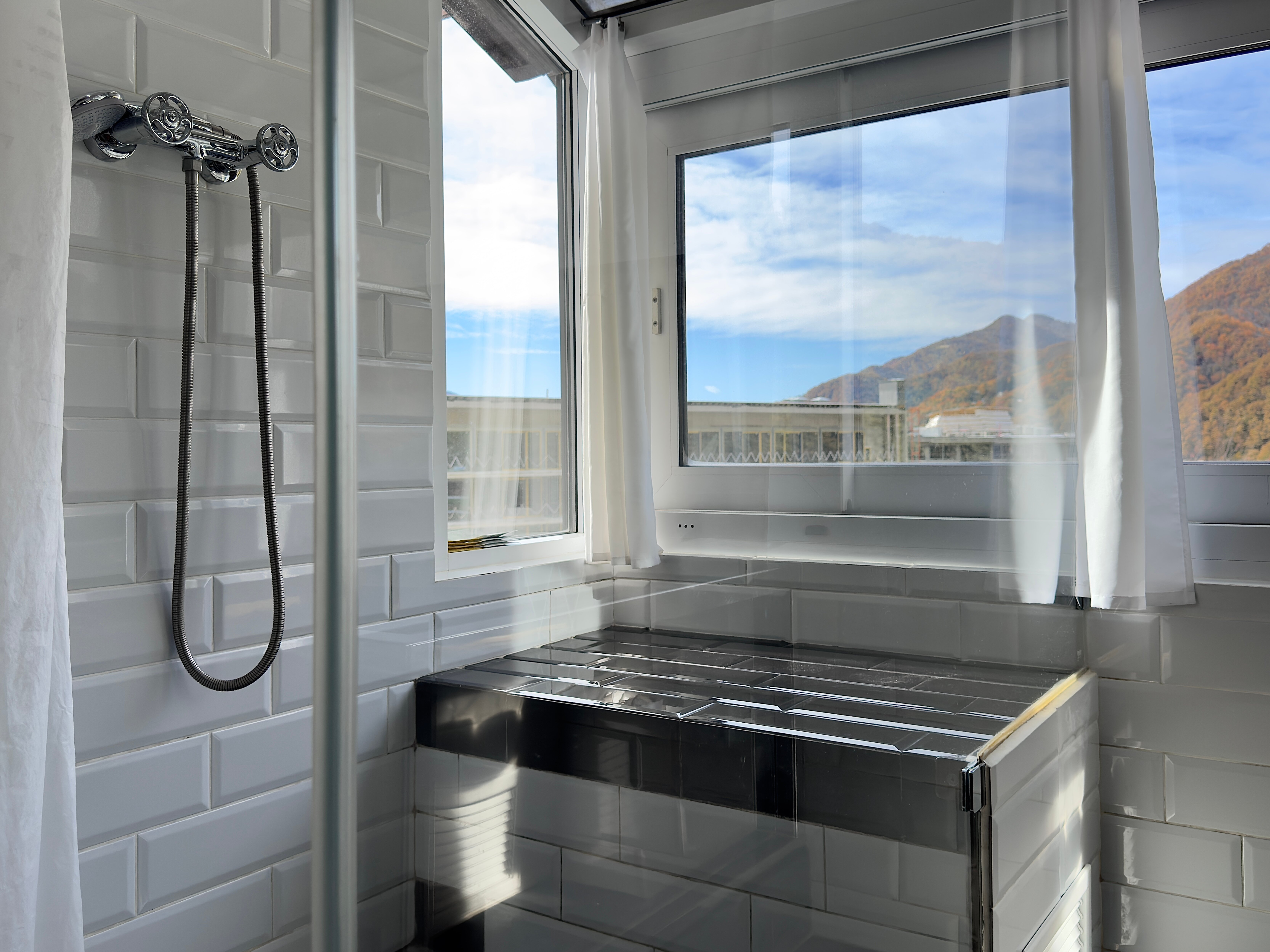 Трехместный номер с видом на горы