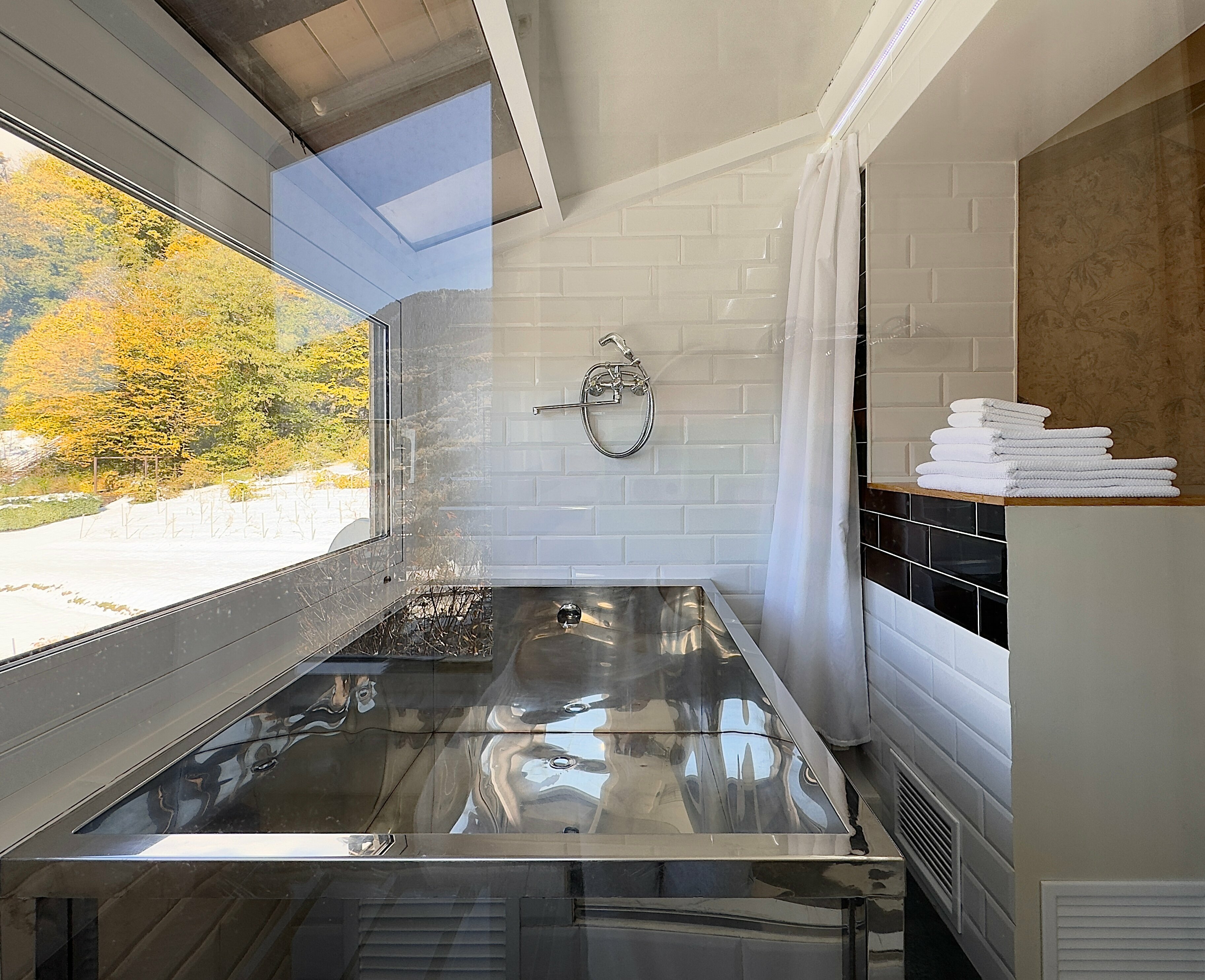 Трехместный номер с видом на горы