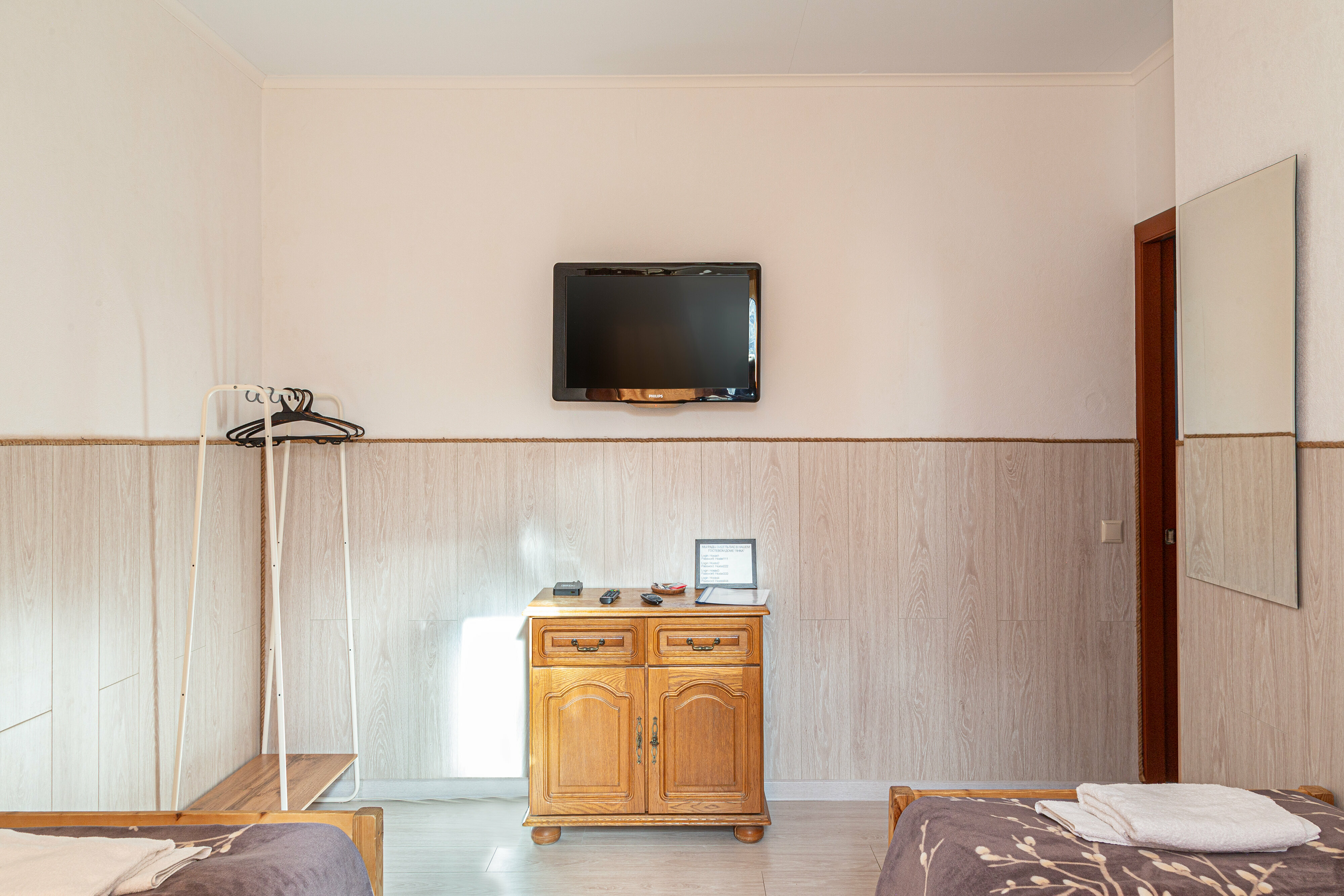 Двухместный номер с 2 отдельными кроватями и общей ванной комнатой