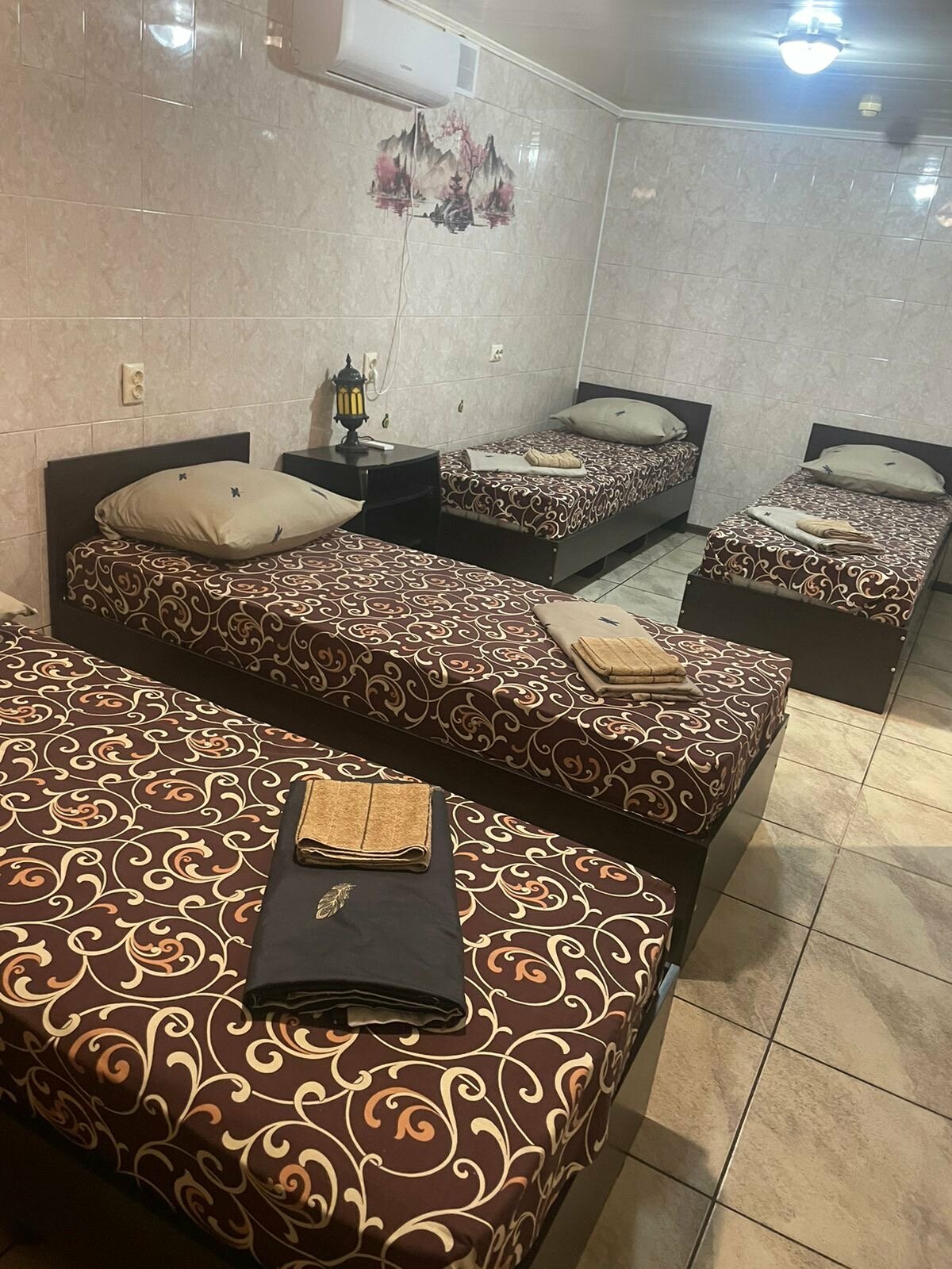 Четырехместный номер эконом-класса с общей ванной комнатой