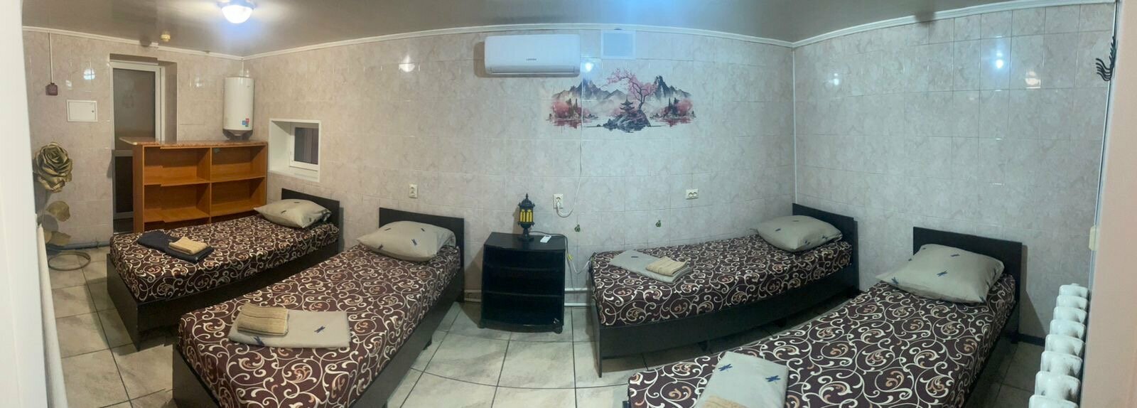 Четырехместный номер эконом-класса с общей ванной комнатой