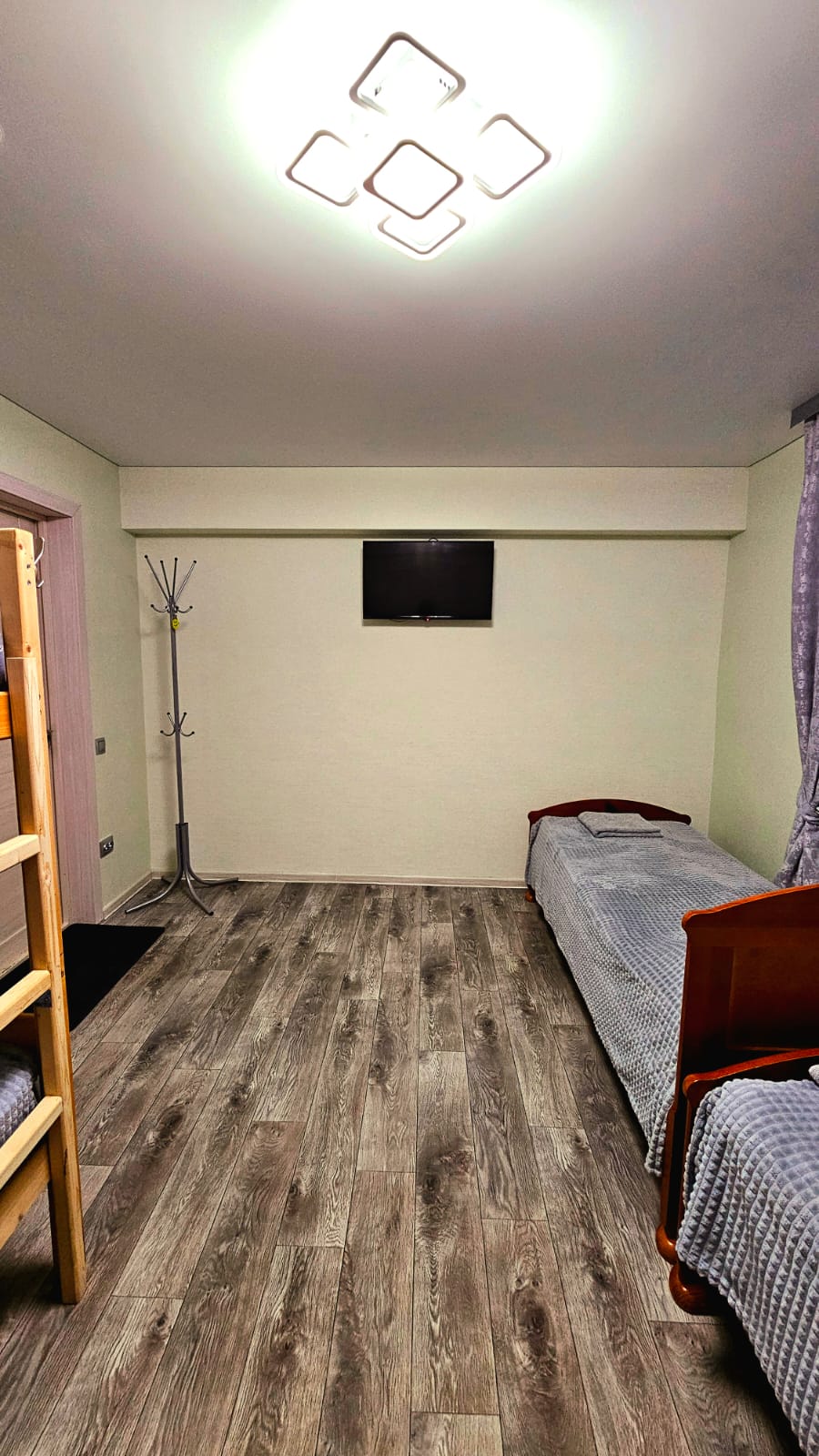 Четырехместный номер с общей ванной комнатой