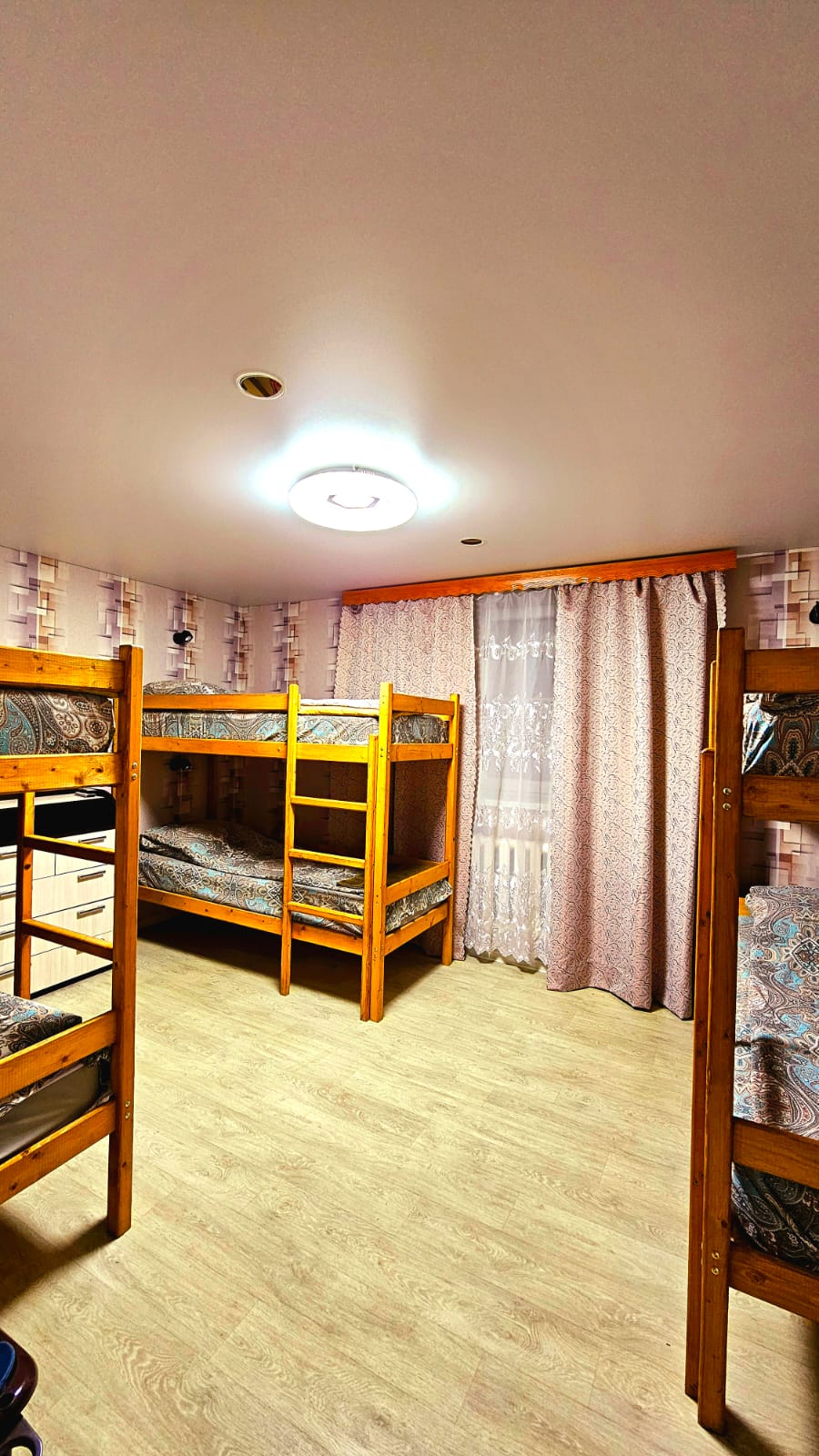 Четырехместный номер эконом-класса с общей ванной комнатой