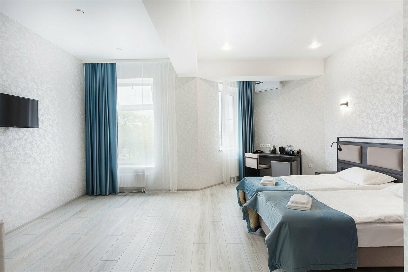 Джуниор Сюит