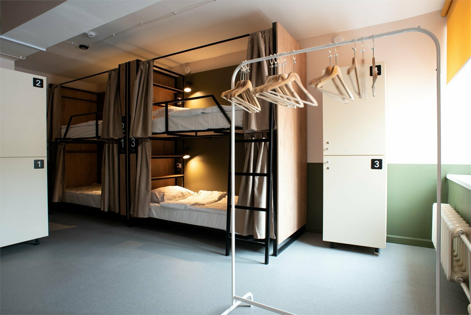 Кровать в женском общем 8-местном номере