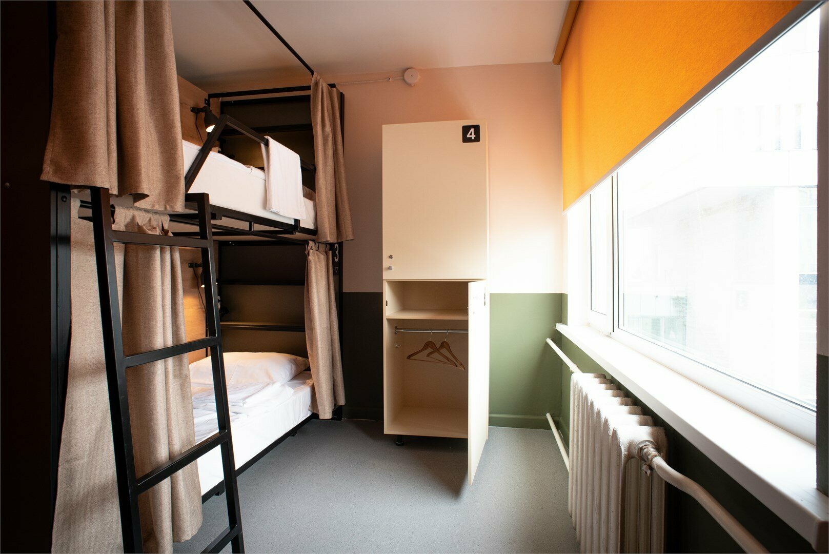 Кровать в женском общем 8-местном номере