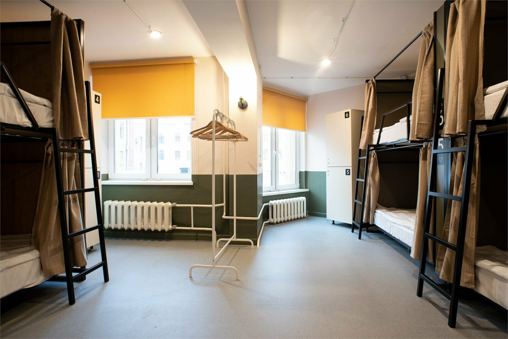 Кровать в общем 8-местном номере для мужчин и женщин