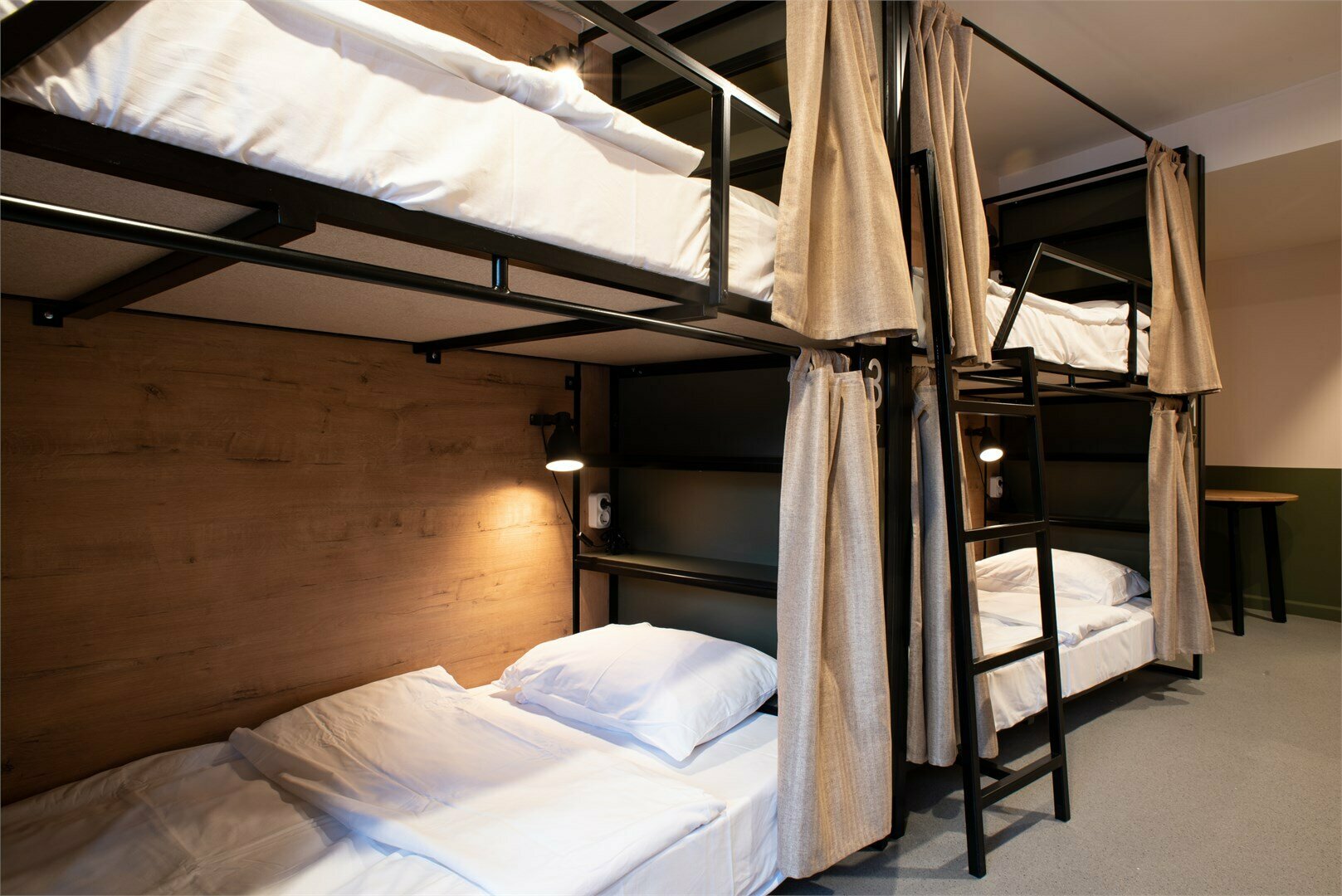 Кровать в женском общем 4-местном номере