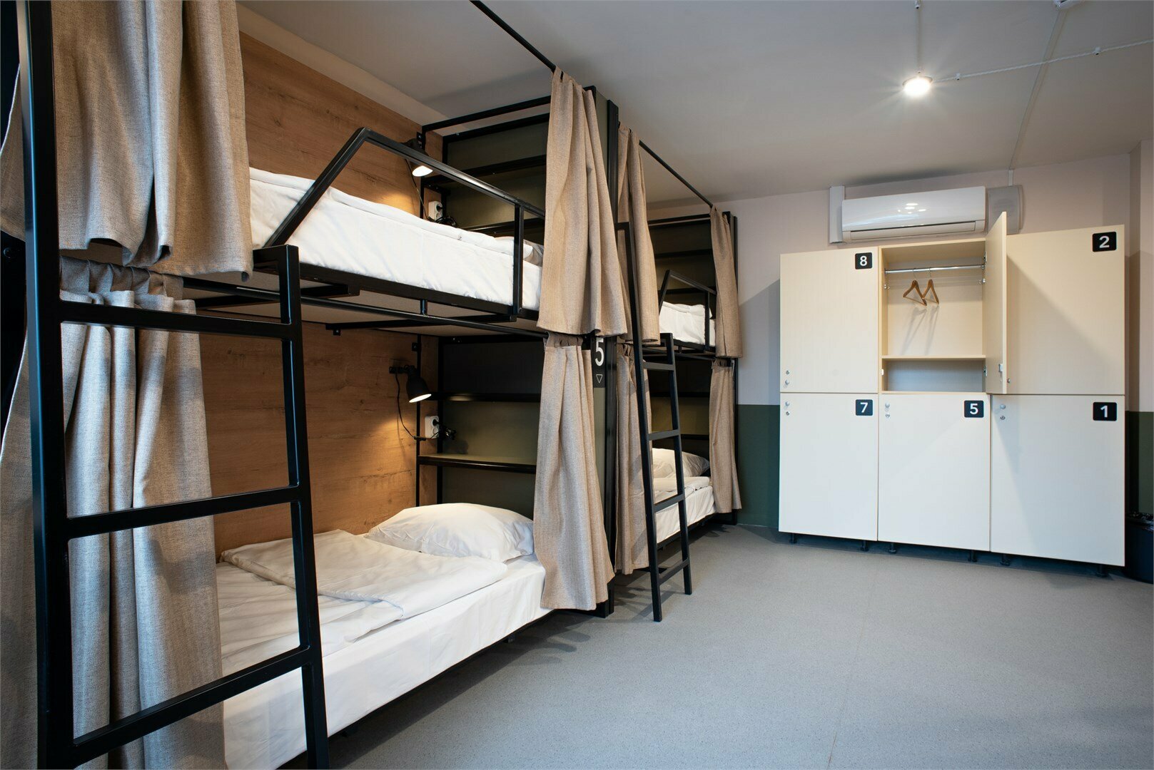 Кровать в мужском общем 8-местном номере