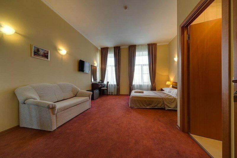 Улучшенный просторный номер с 1 кроватью кинг-сайз и диваном, вид на Манеж и город