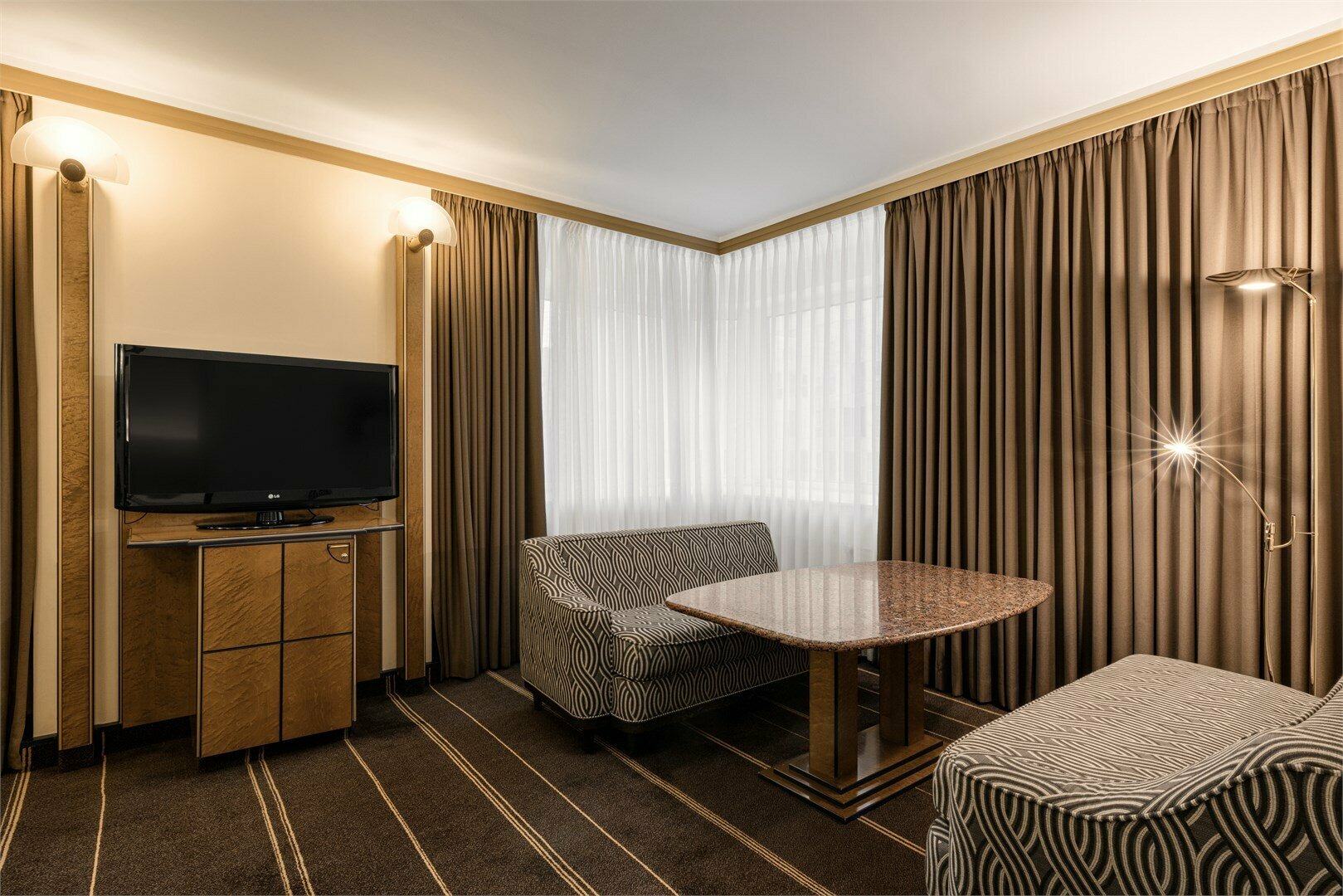 Классический двухкомнатный люкс с одной большой кроватью