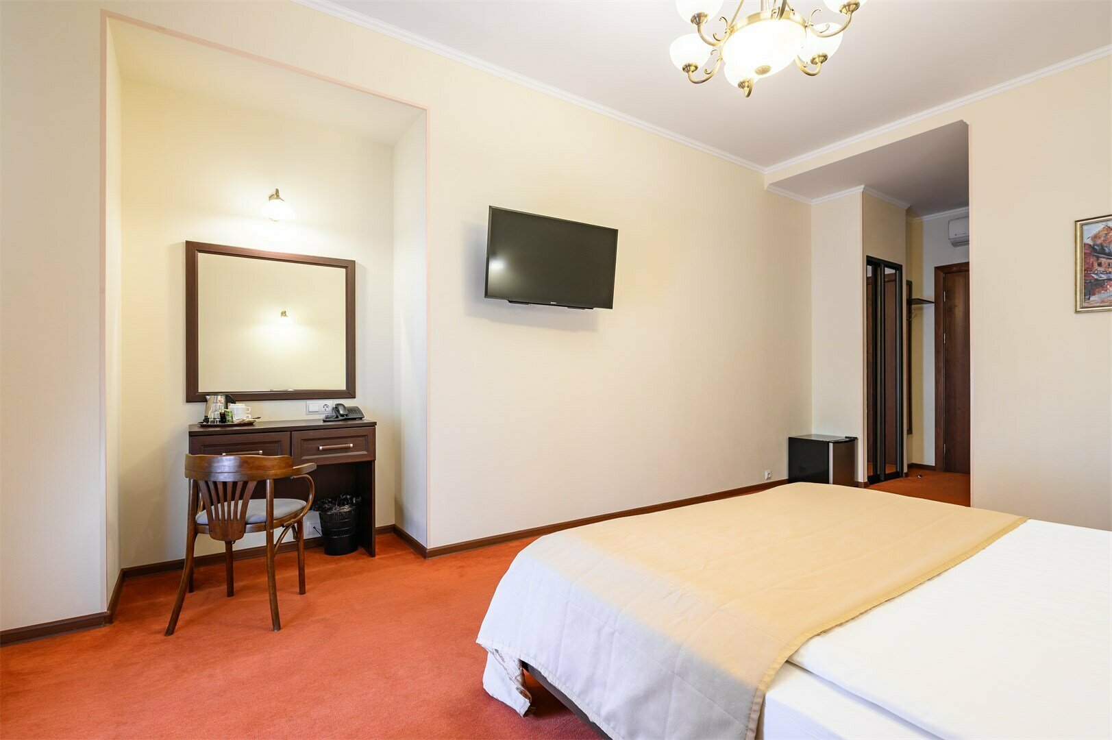 Комфортабельный номер с кроватью кинг-сайз и креслом, вид на набережную