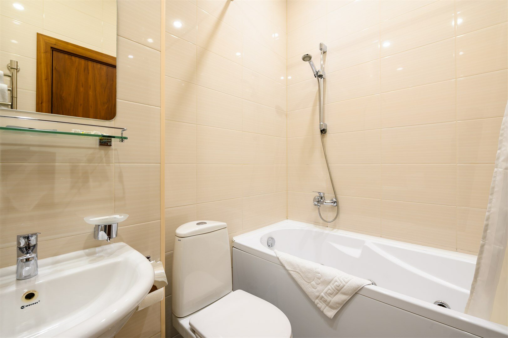 Комфортабельный номер с кроватью кинг-сайз и креслом, вид на набережную