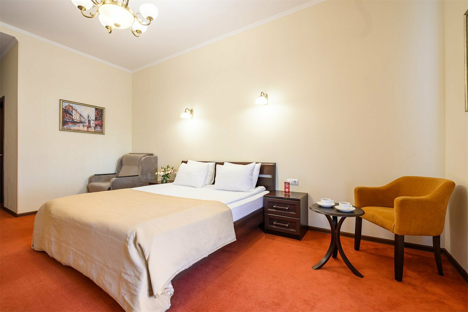 Комфортабельный номер с кроватью кинг-сайз и креслом, вид на набережную