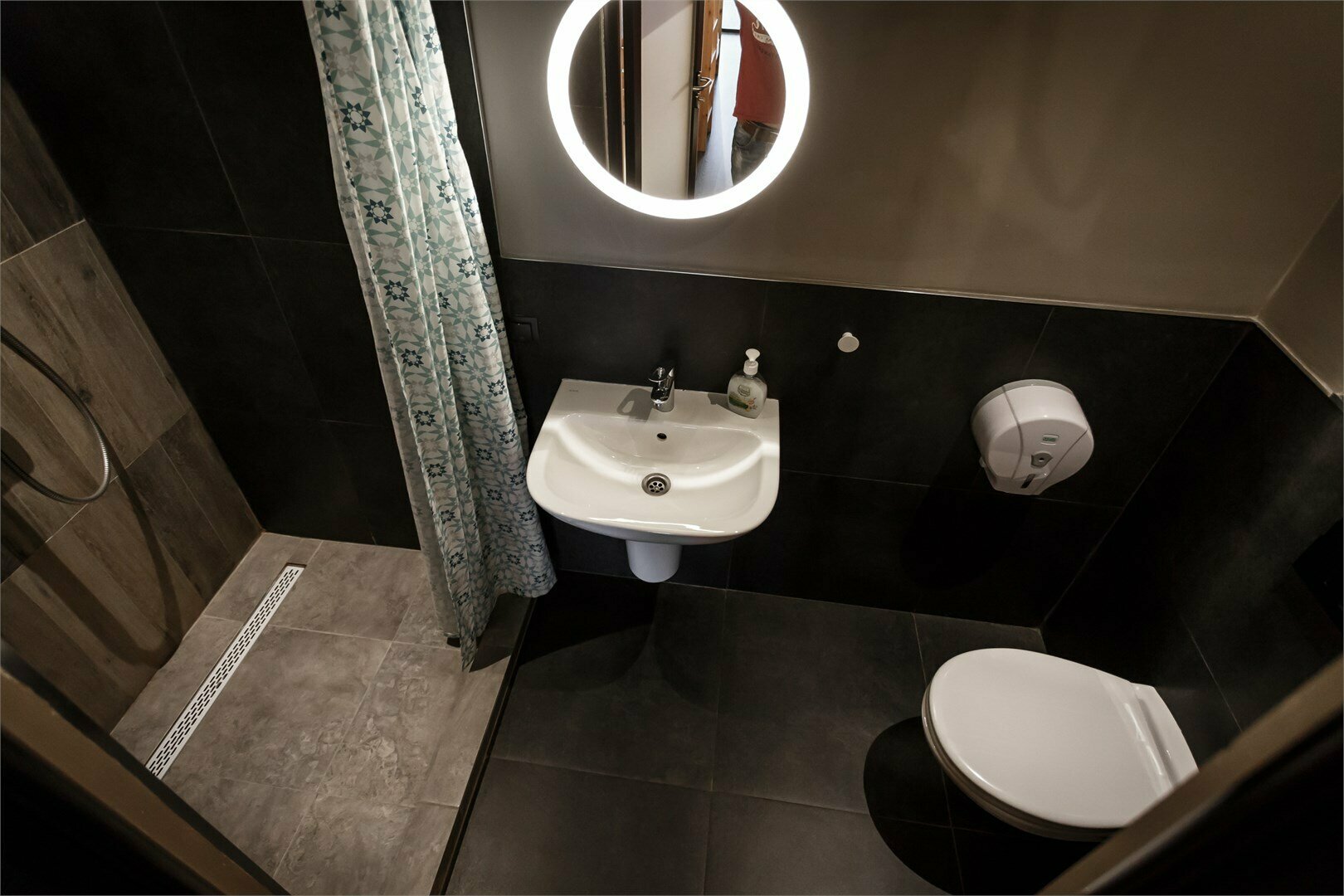 Спальное место на двухъярусной кровати в общем номере для мужчин и женщин