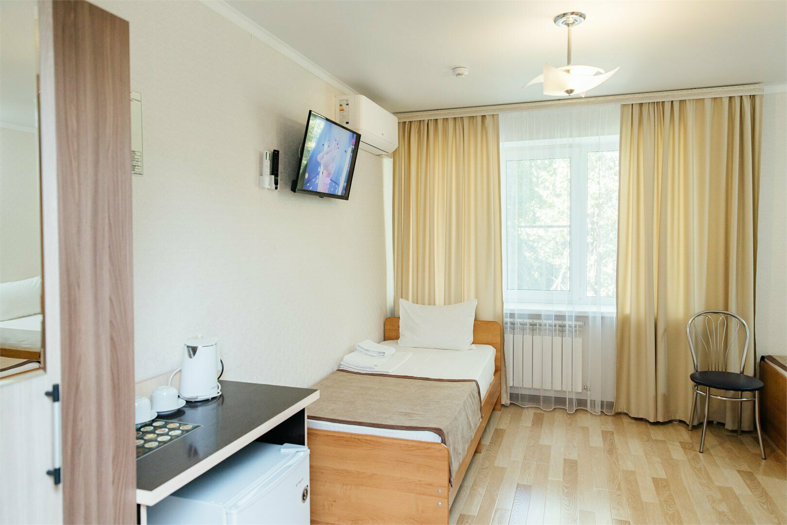 Трехместный номер с двуспальной кроватью + односпальная кровать