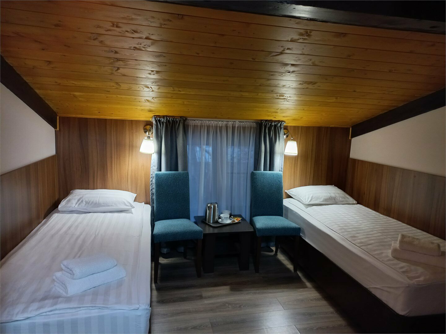 Небольшой двухместный номер с 2 отдельными кроватями