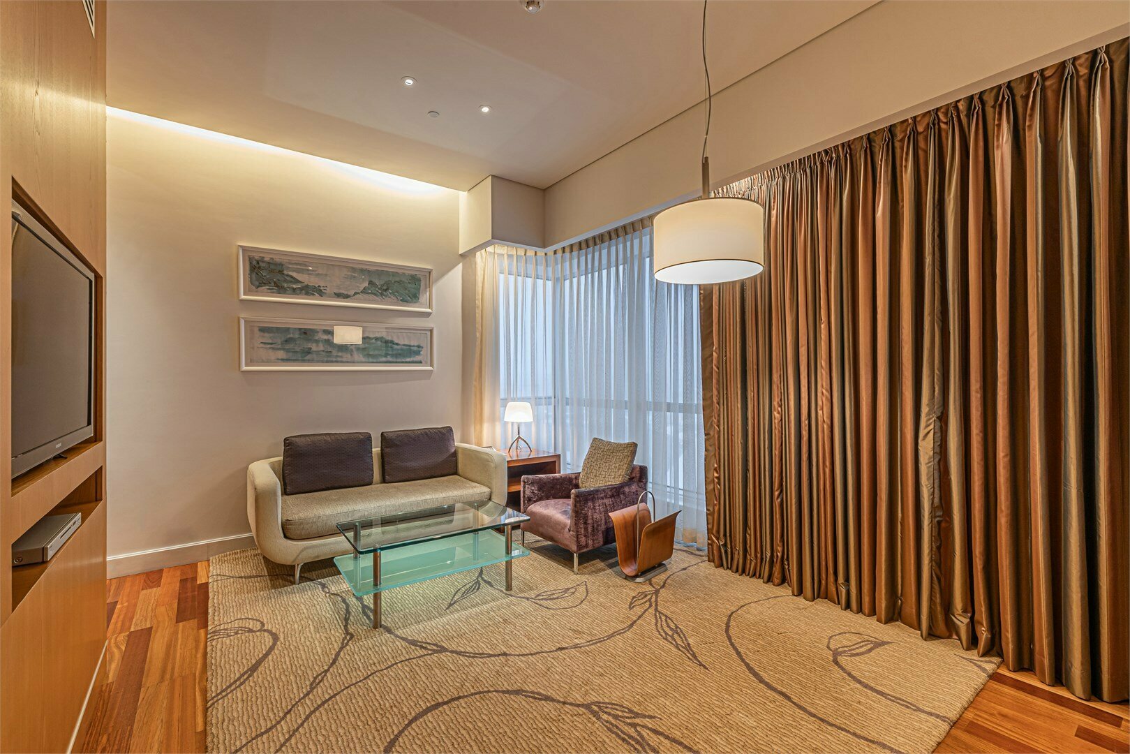 Номер Premiere, с доступом в Swiss Executive Lounge - с большой двуспальной кроватью