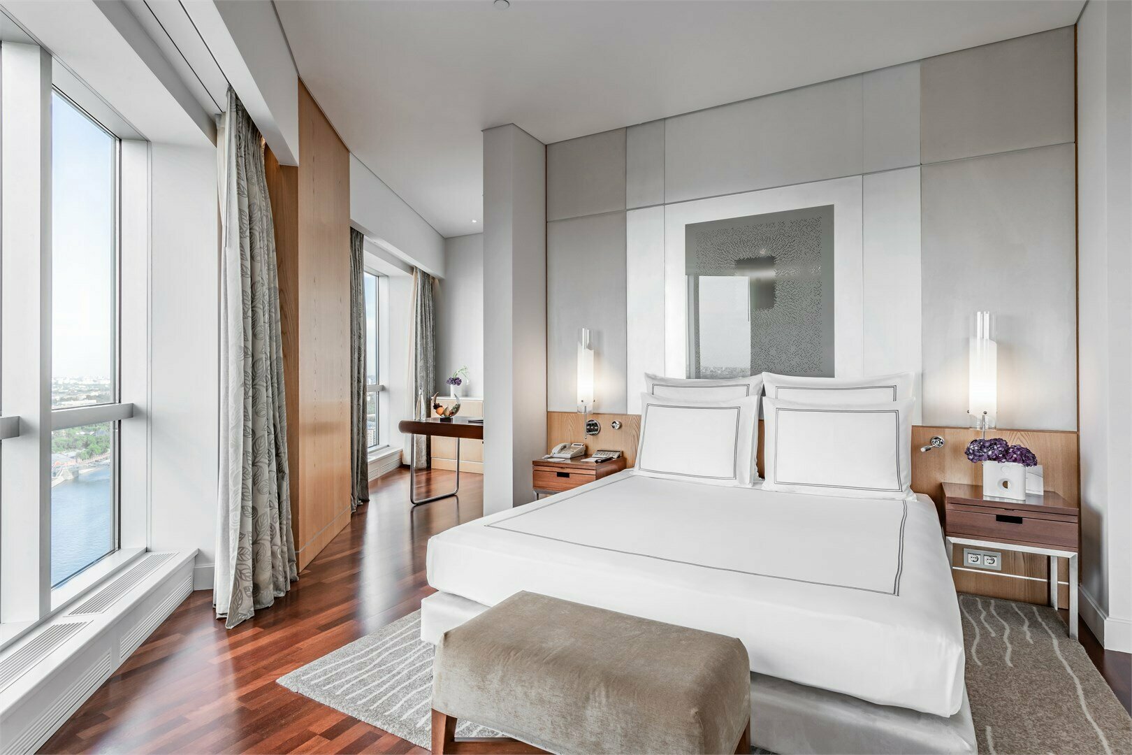 Номер Panorama, с видом на реку и доступом в Swiss Executive Lounge - с большой двуспальной кроватью