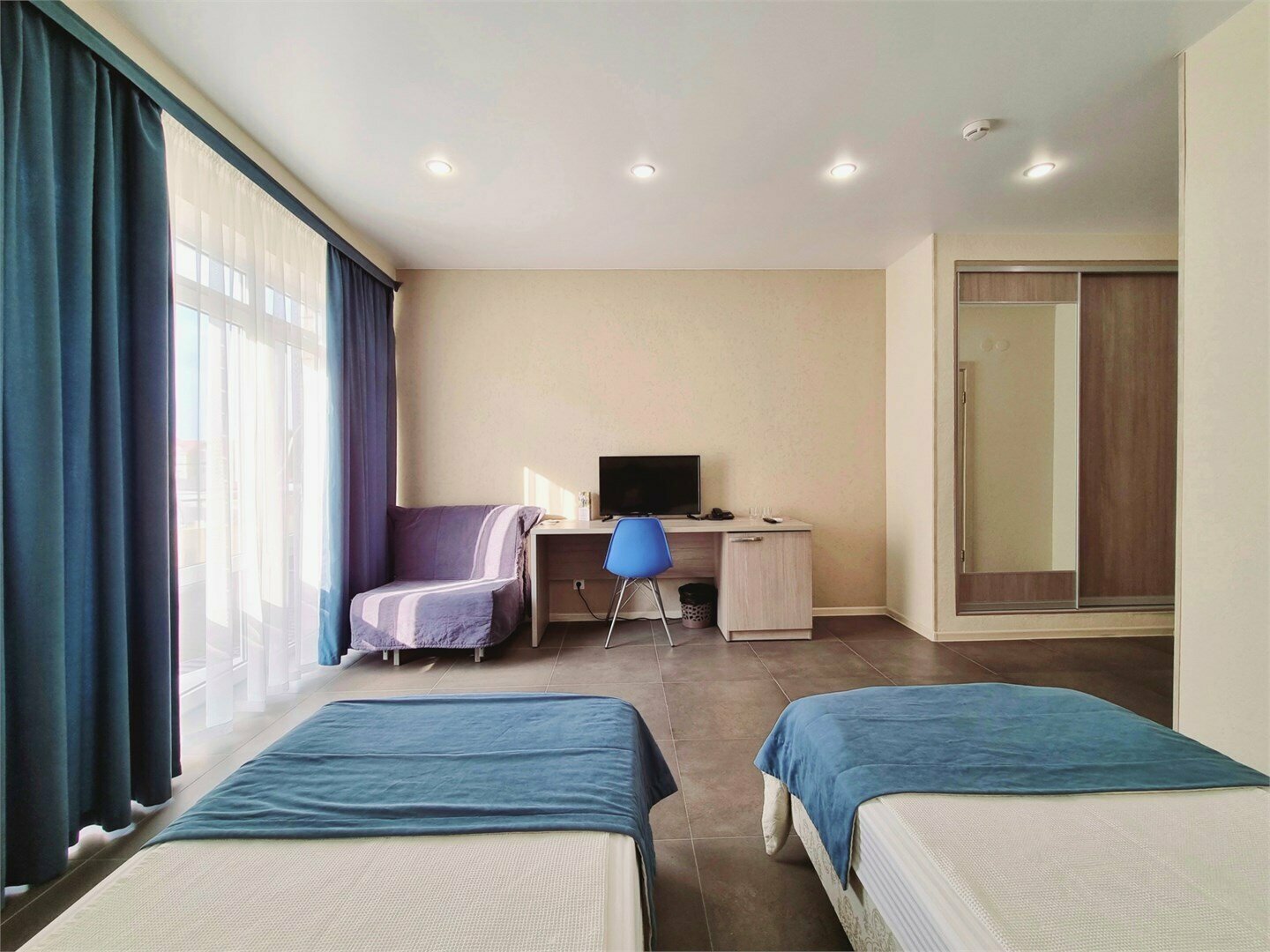 Улучшенный Стандарт с двумя кроватями SUTWIN (с балконом)