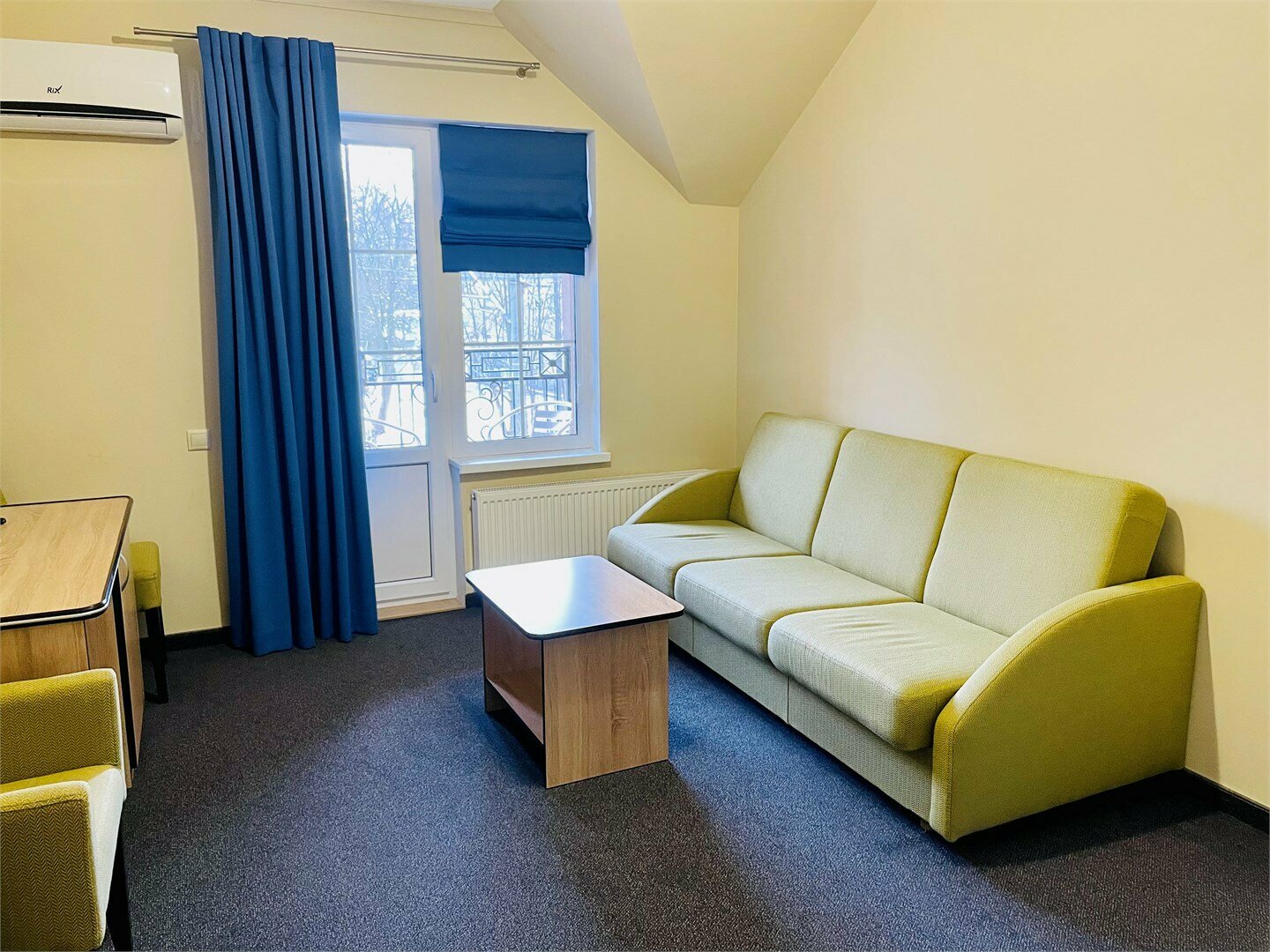 Двухместный двухкомнатный номер I категории "Комфорт" с одной двуспальной кроватью и диваном