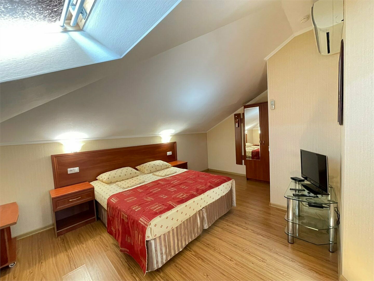 "Мансардный" 2-х местный с одной 2-х спальной или двумя односпальными кроватями без балкона