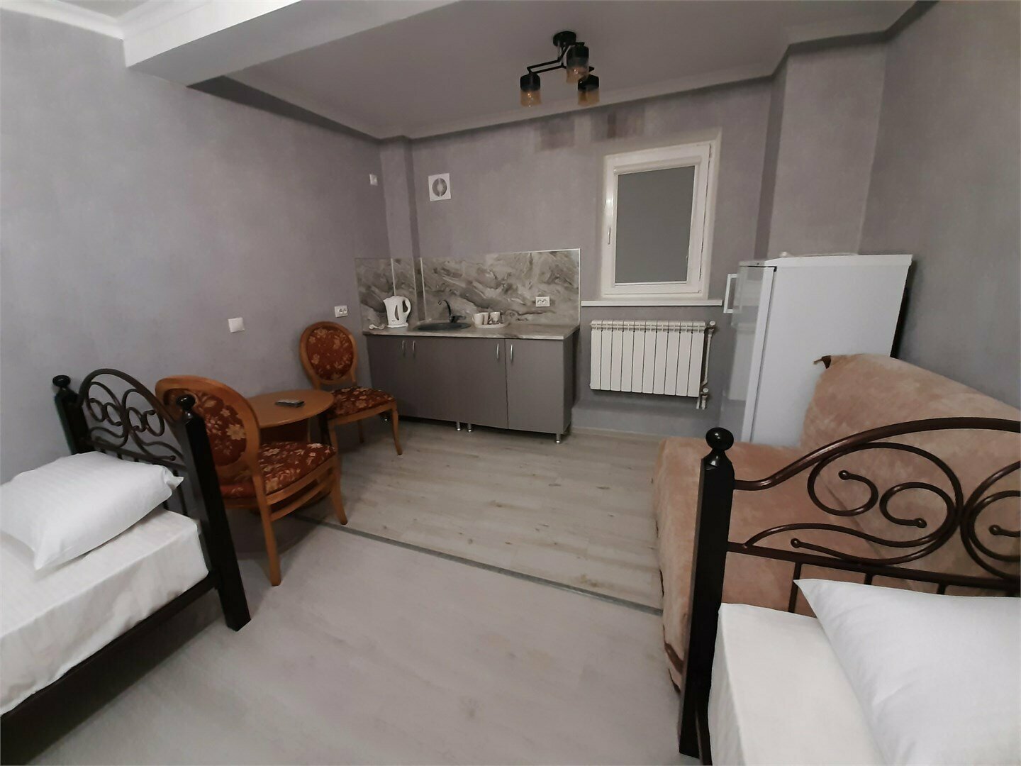 Двухместный номер (с двумя односпальными кроватями) с собственной мини-кухней № 204.