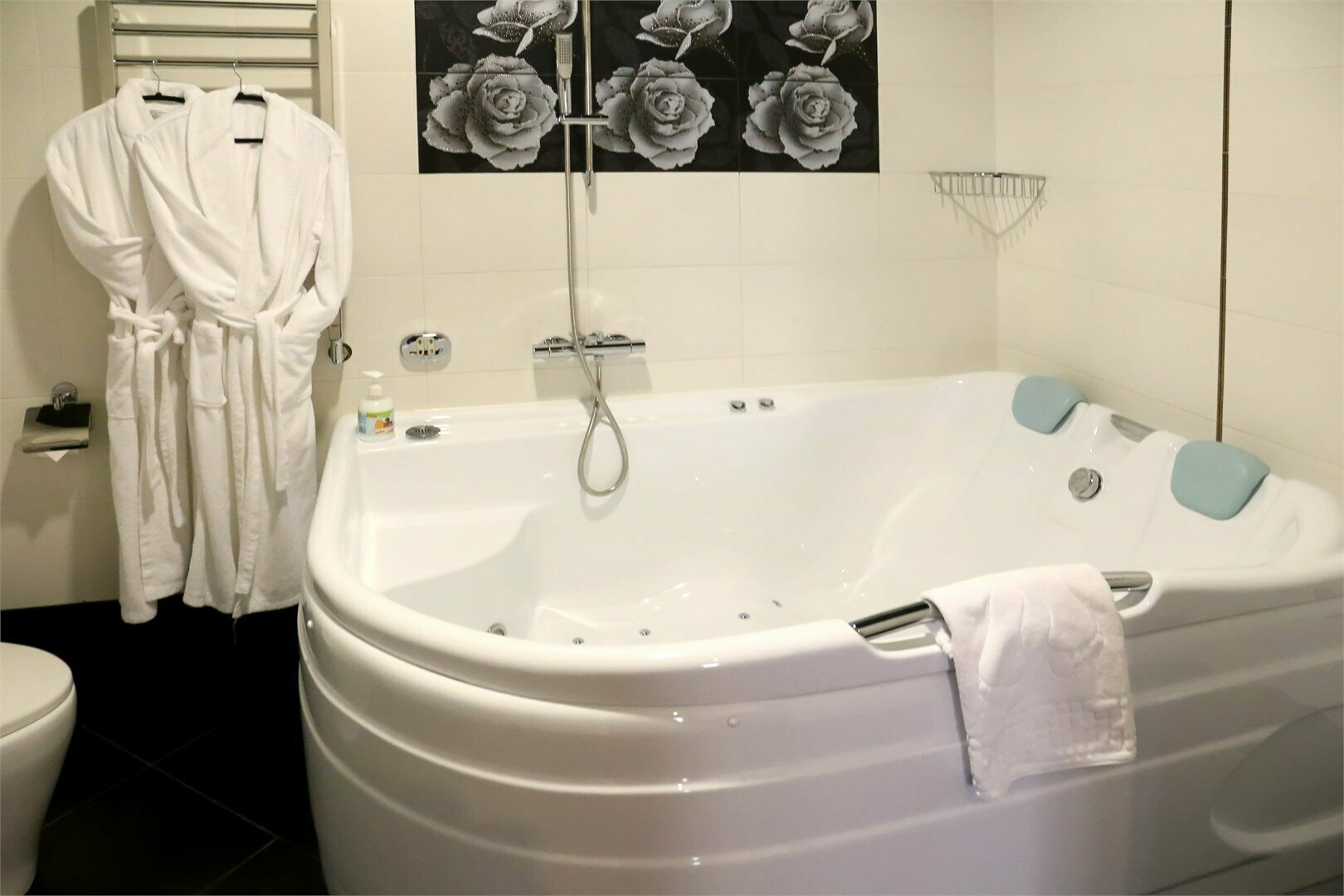 Двухкомнатный люкс с двумя С/У