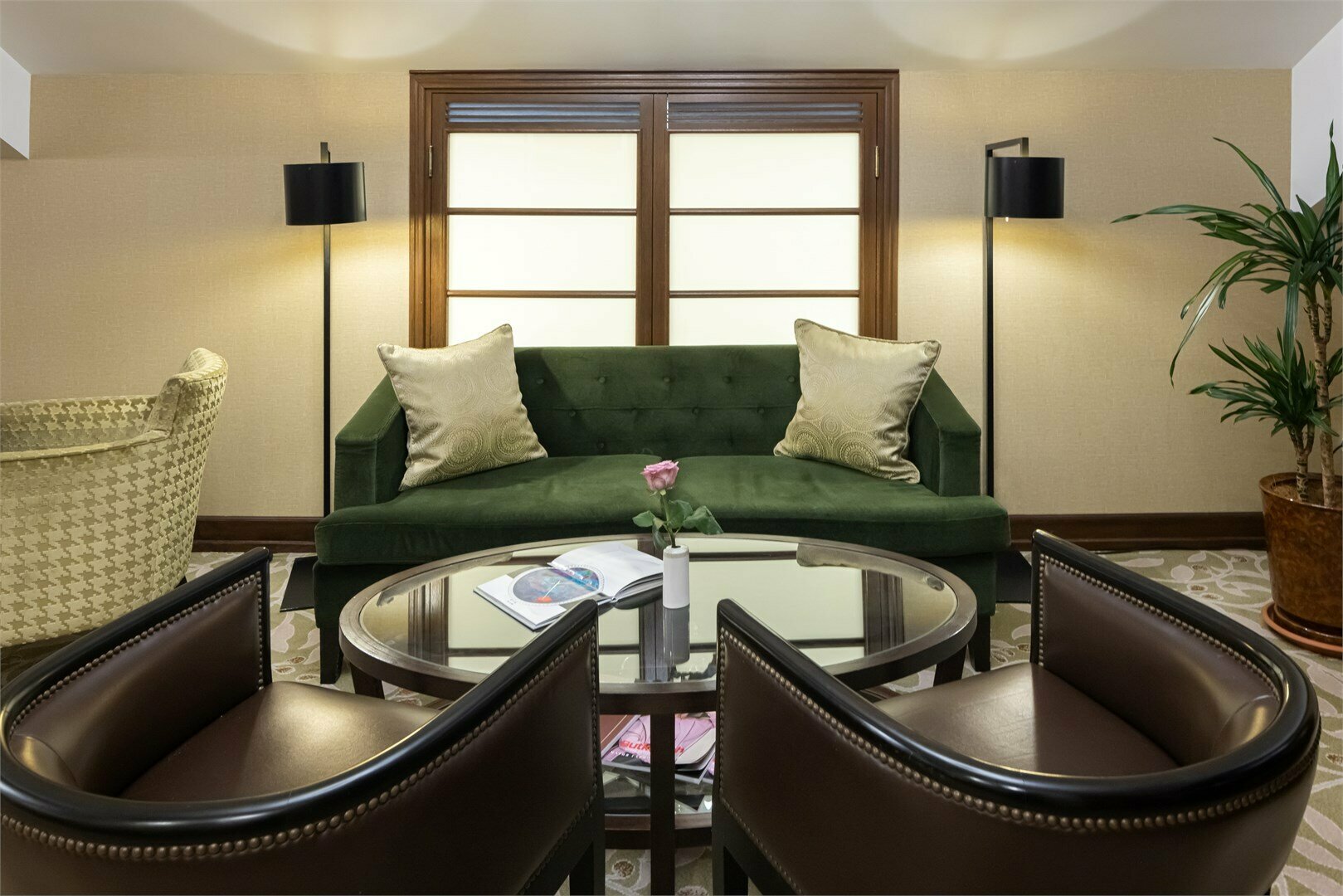 Представительский номер, с доступом в представительскую гостиную, с одной большой кроватью